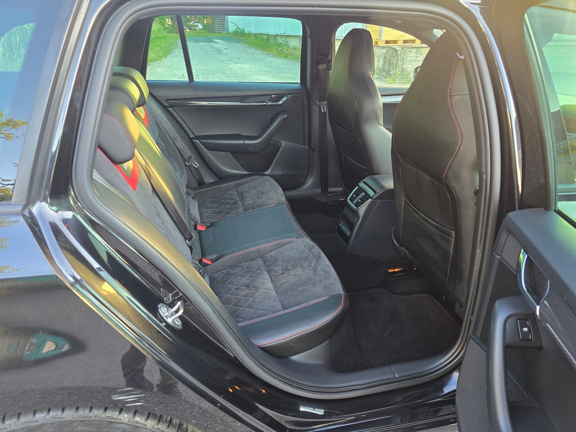 SKODA Octavia Combi 2.0 TDI RS 4x4 DSG-image-11