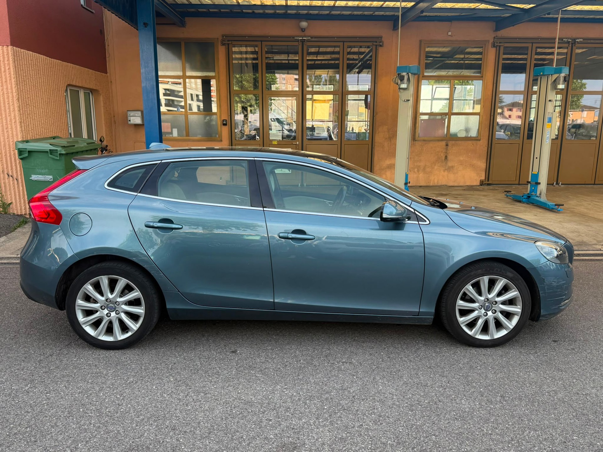 VOLVO V40 T4 Momentum Powershift-image-4