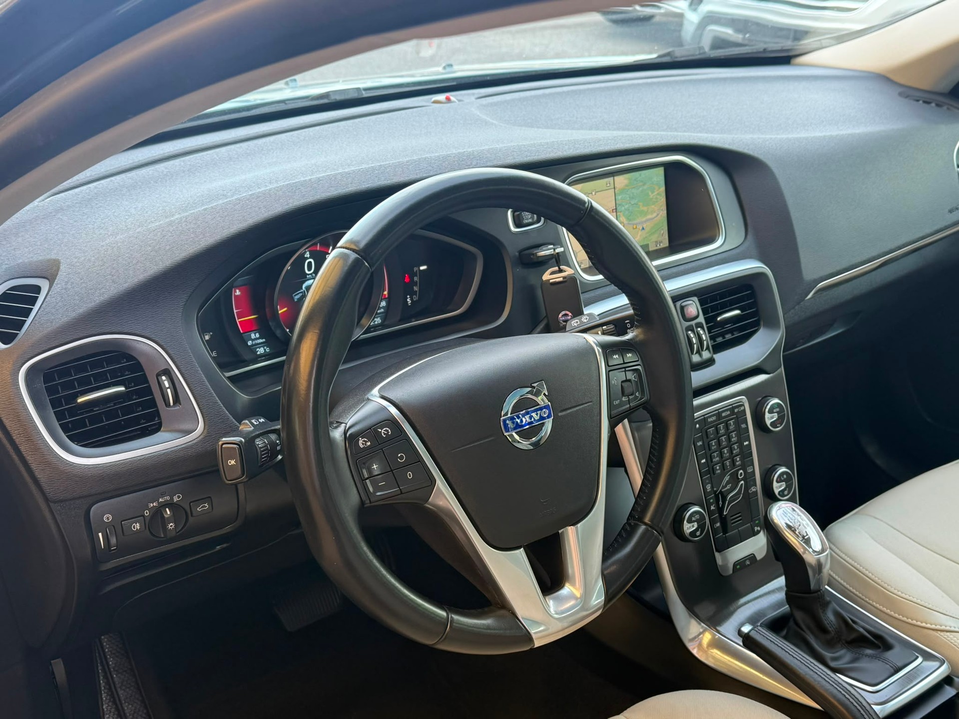 VOLVO V40 T4 Momentum Powershift-image-9