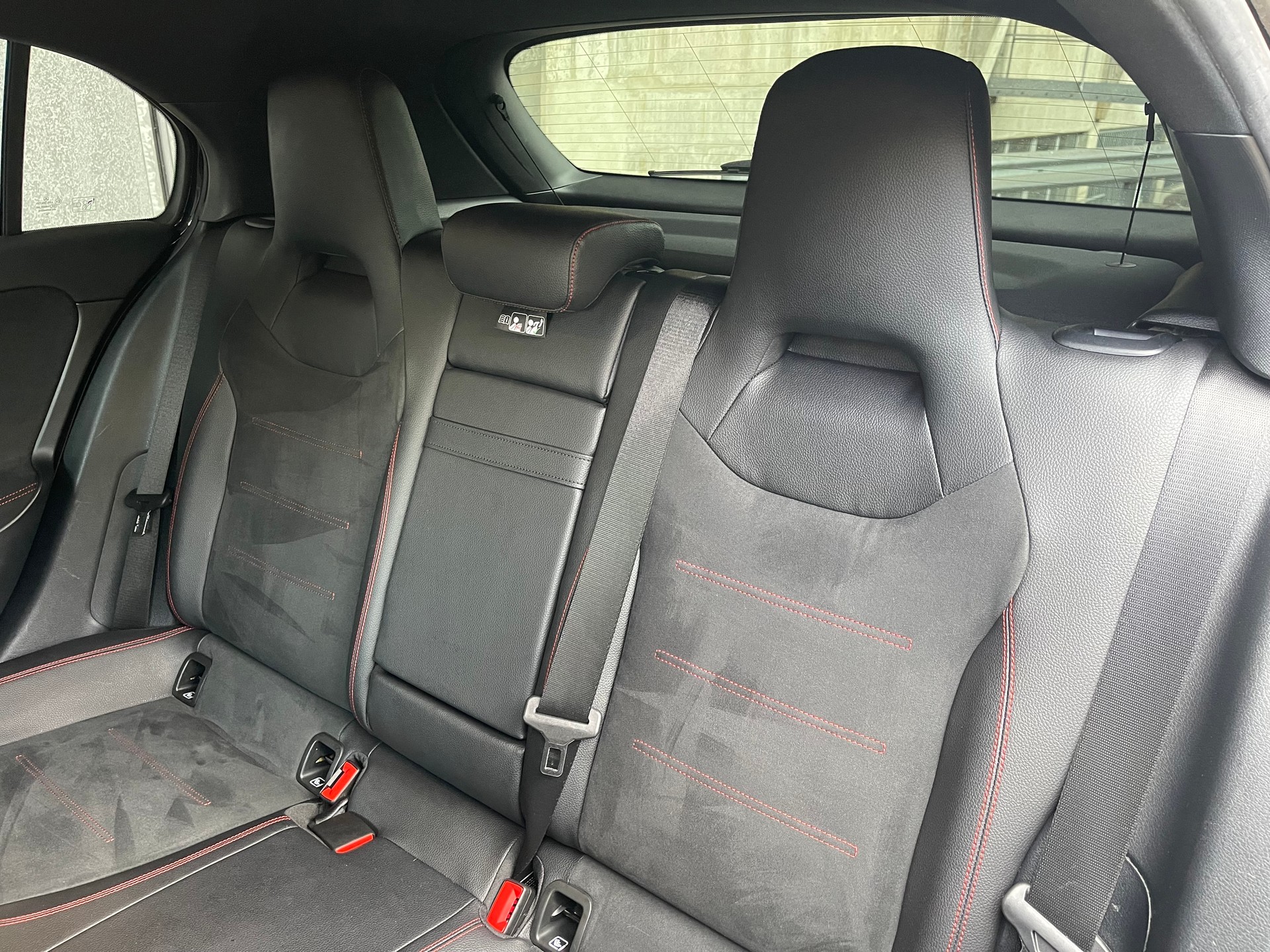 MERCEDES-BENZ A 250 AMG Line-image-15