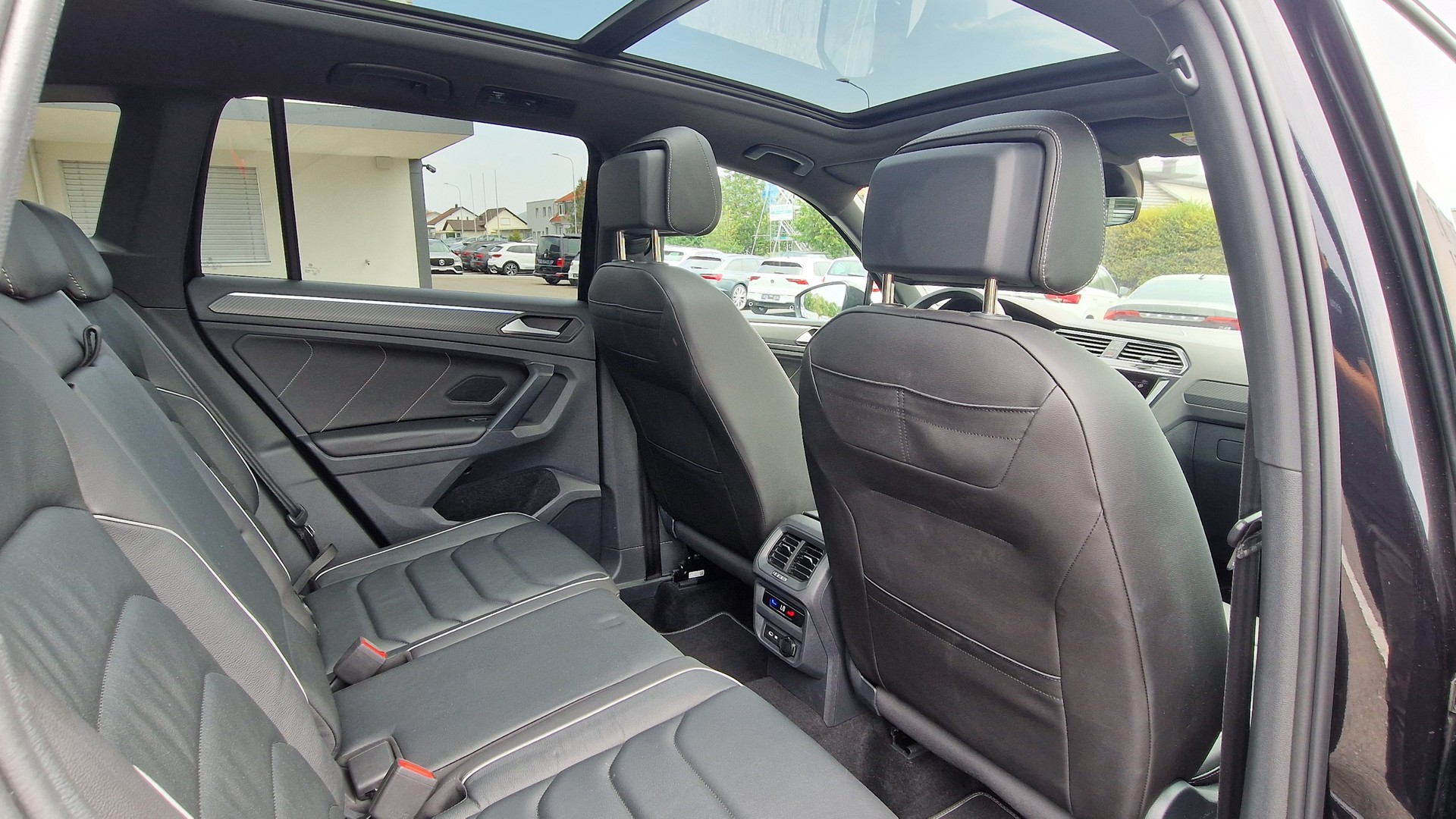 VW Tiguan 2.0TSI R-Line Black Design 4Motion DSG-image-12