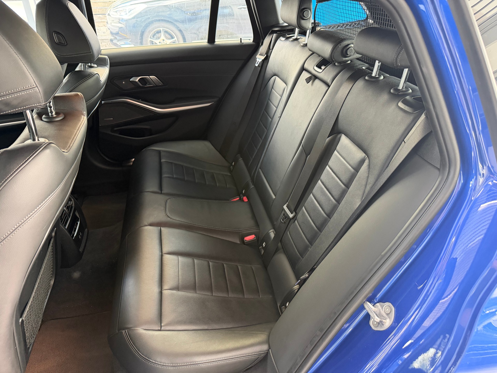 BMW 330e x DriveTouring M Sport Steptronic-image-19