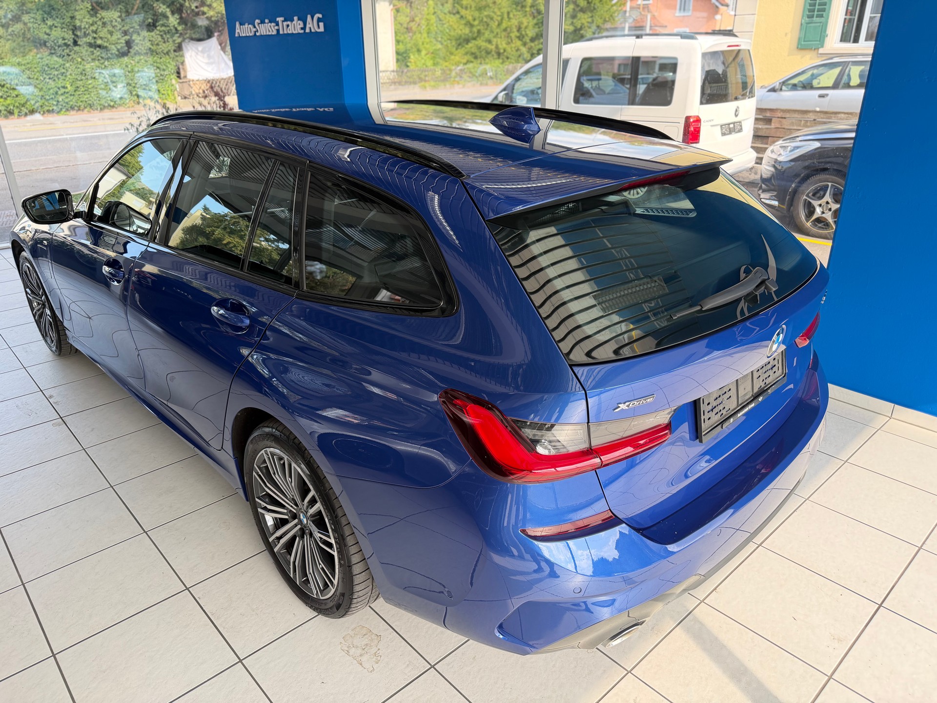 BMW 330e x DriveTouring M Sport Steptronic-image-7