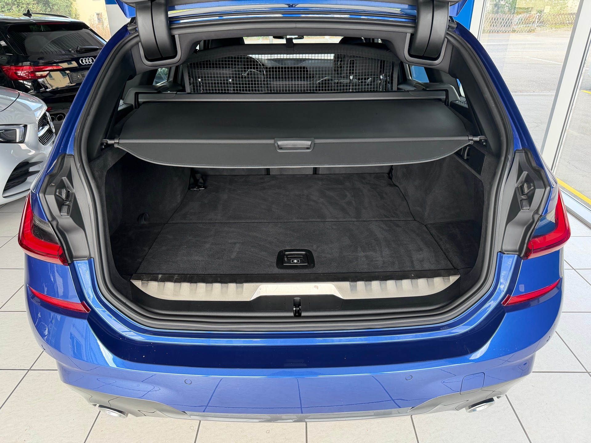 BMW 330e x DriveTouring M Sport Steptronic-image-9