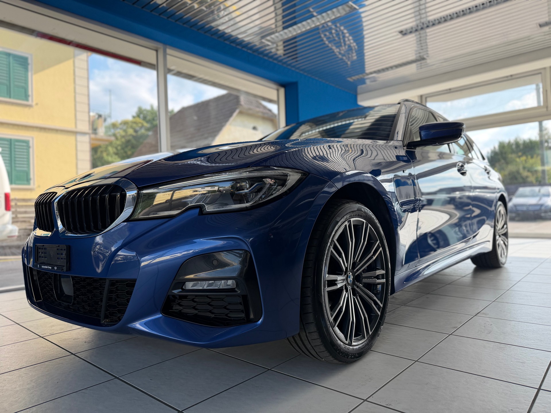 BMW 330e x DriveTouring M Sport Steptronic-showroom-element-1