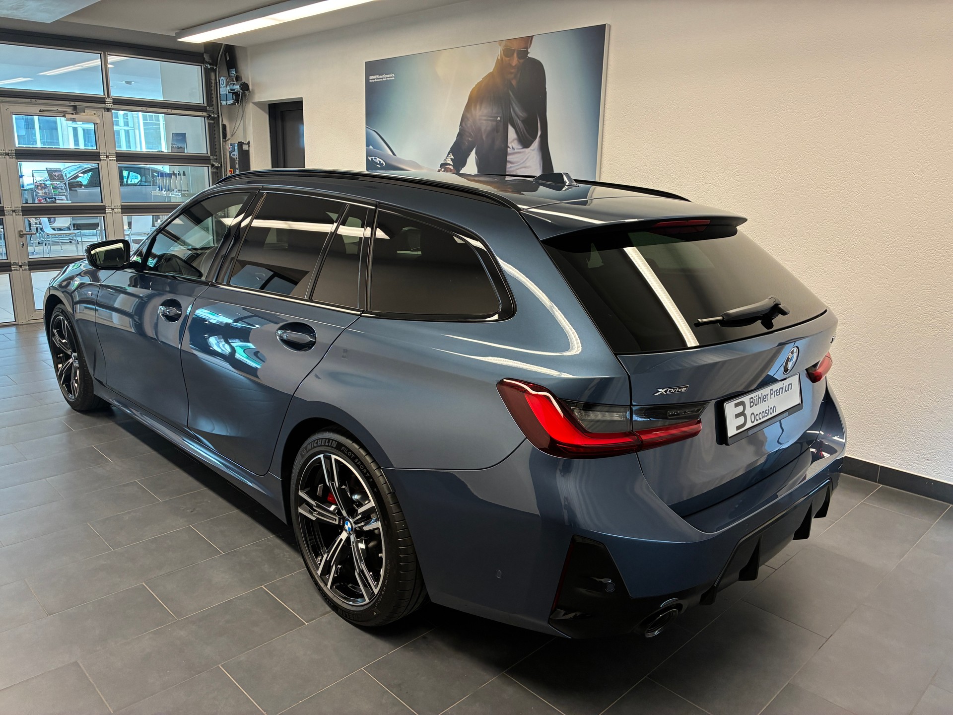BMW 330d xDrive Touring M Sport Pro-showroom-element-3