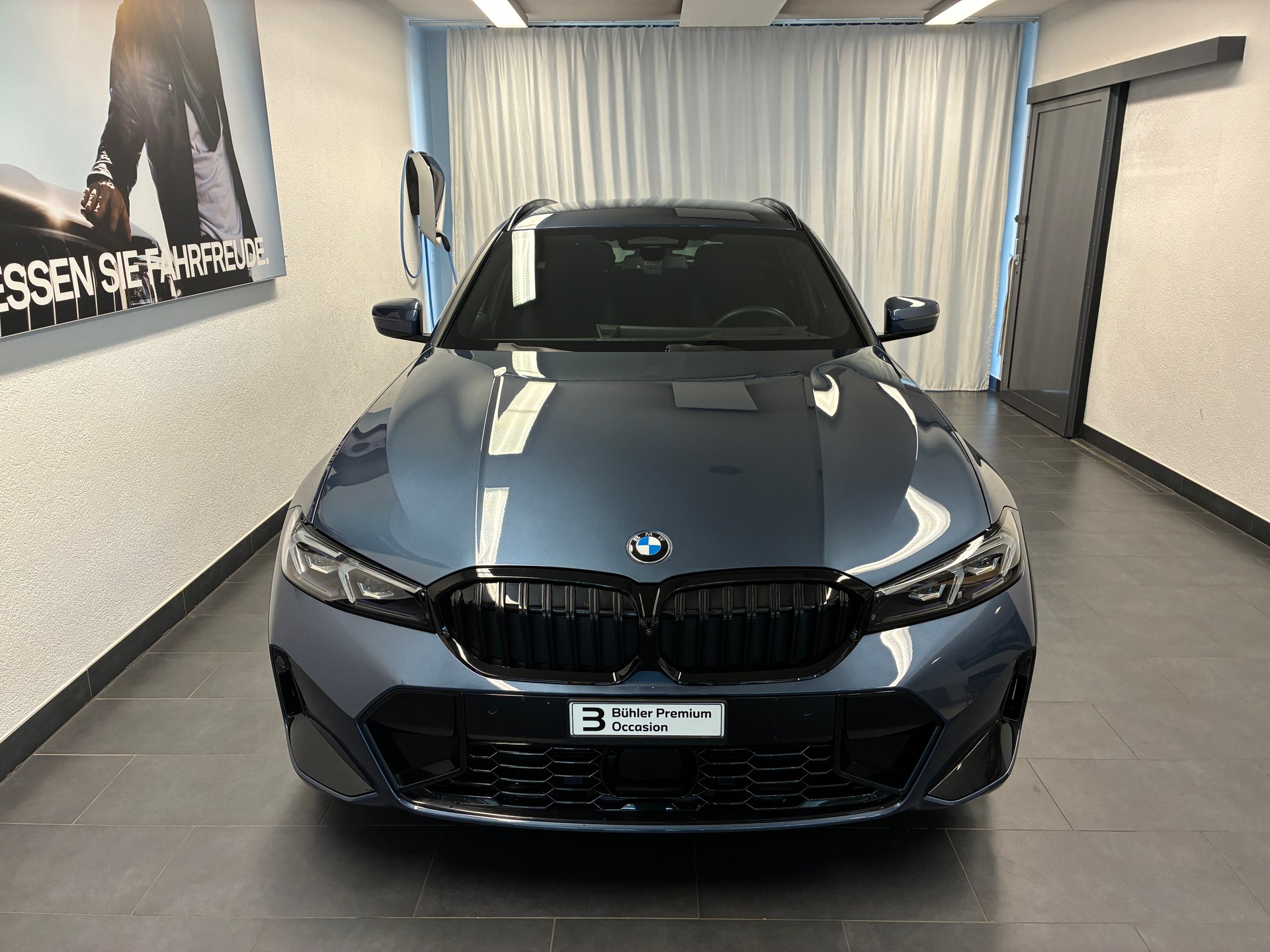 BMW 330d xDrive Touring M Sport Pro-showroom-element-1