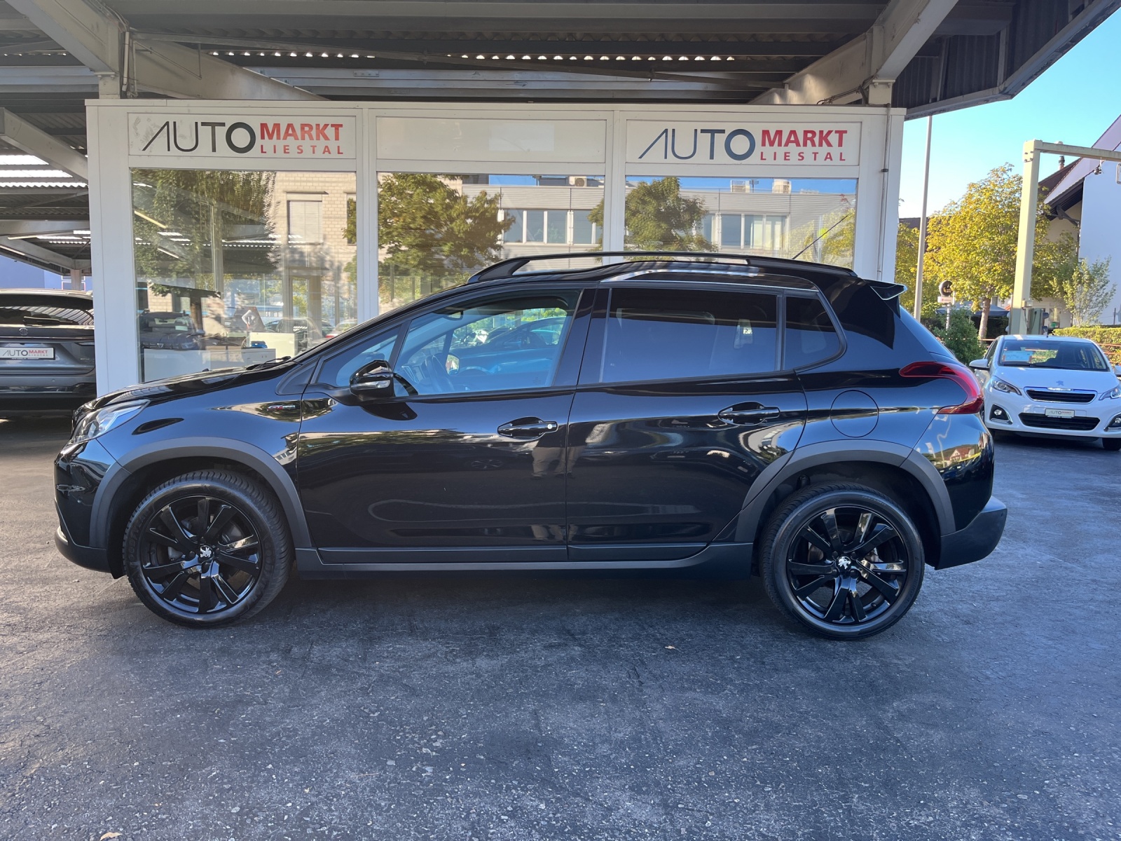 PEUGEOT 2008 1.2 PureTech GT Line EAT6-showroom-element-1