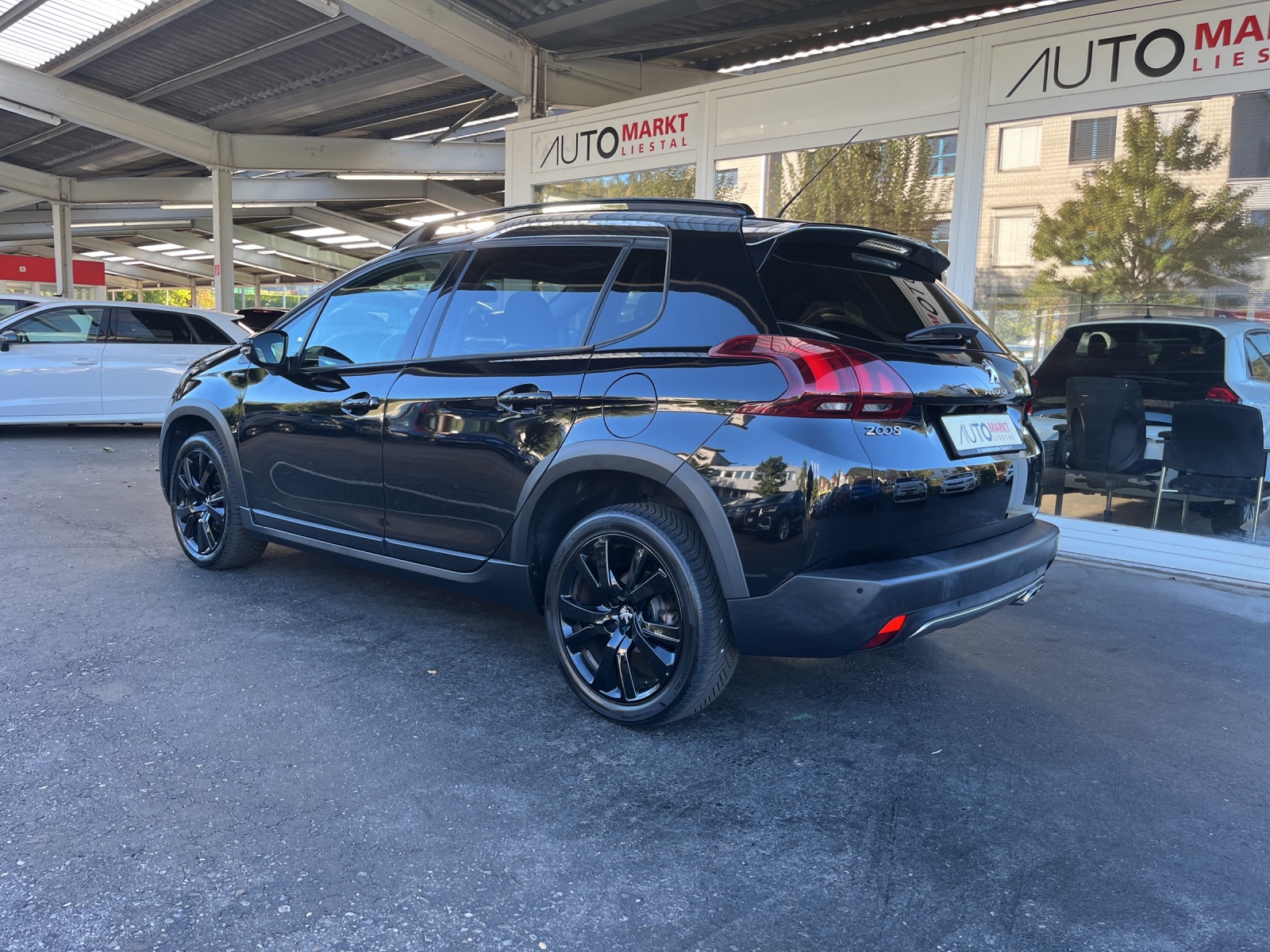 PEUGEOT 2008 1.2 PureTech GT Line EAT6-showroom-element-2