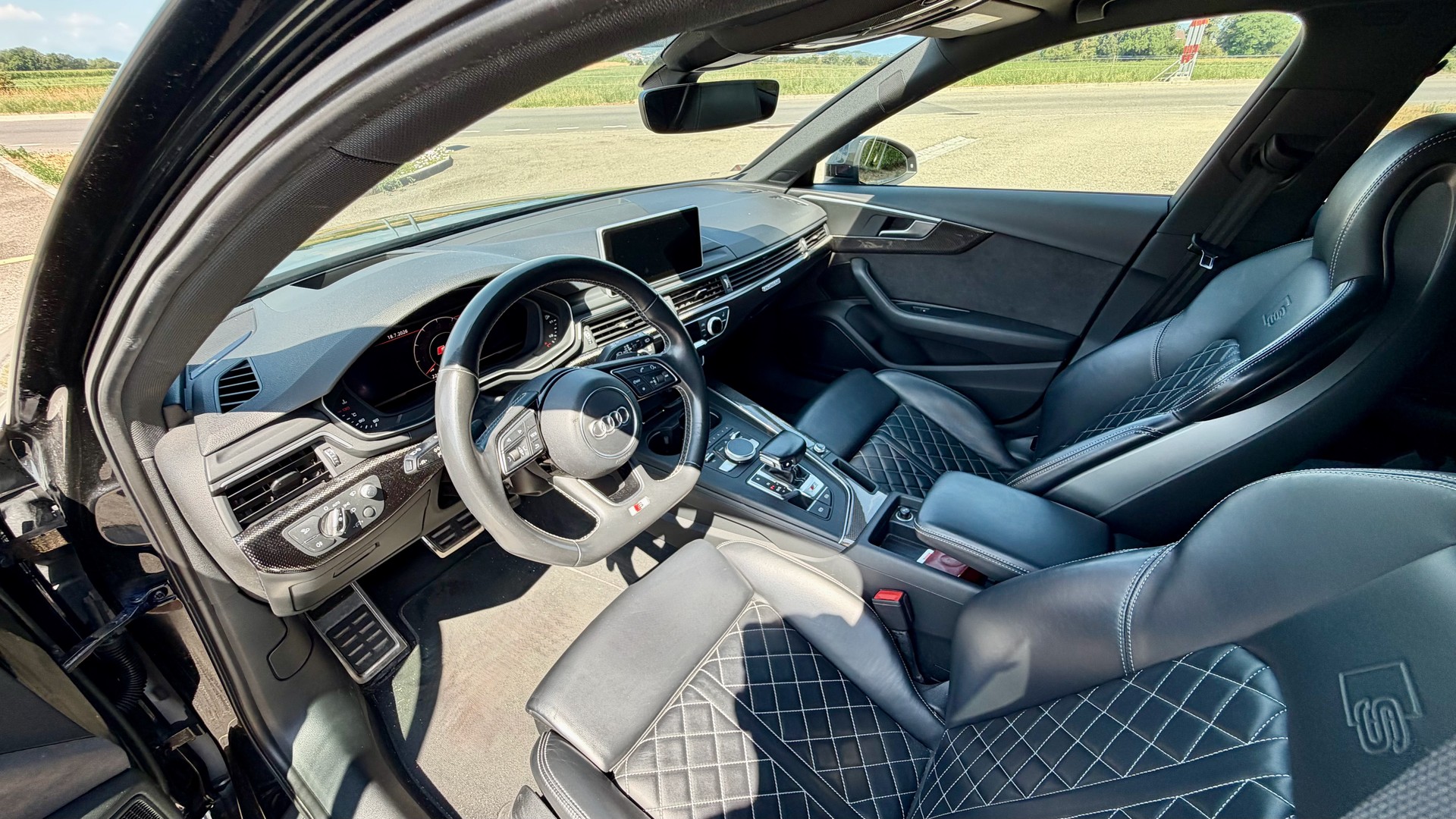 AUDI 3.0 V6 TFSI quattro S-Tronic-image-4