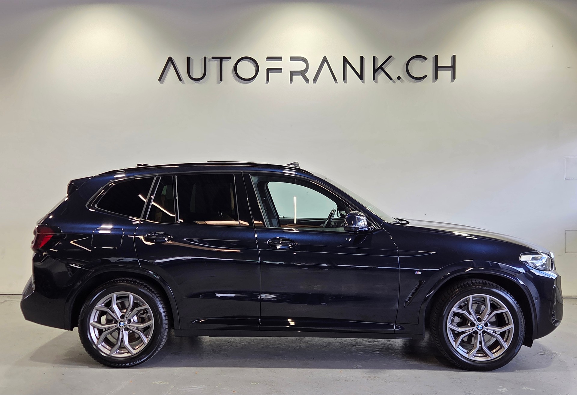 BMW X3 20i xDrive M-Sport-showroom-element-1