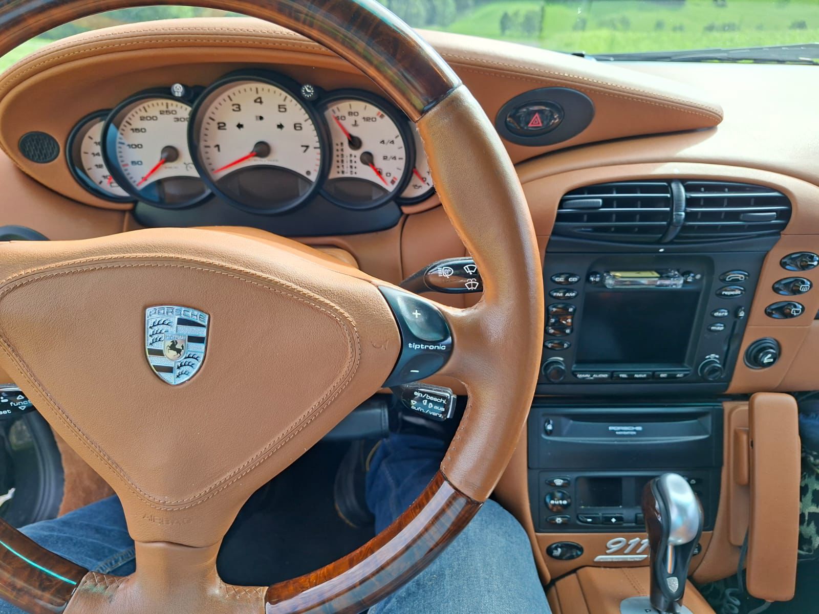 PORSCHE 911 Carrera 4 Millenium-image-11