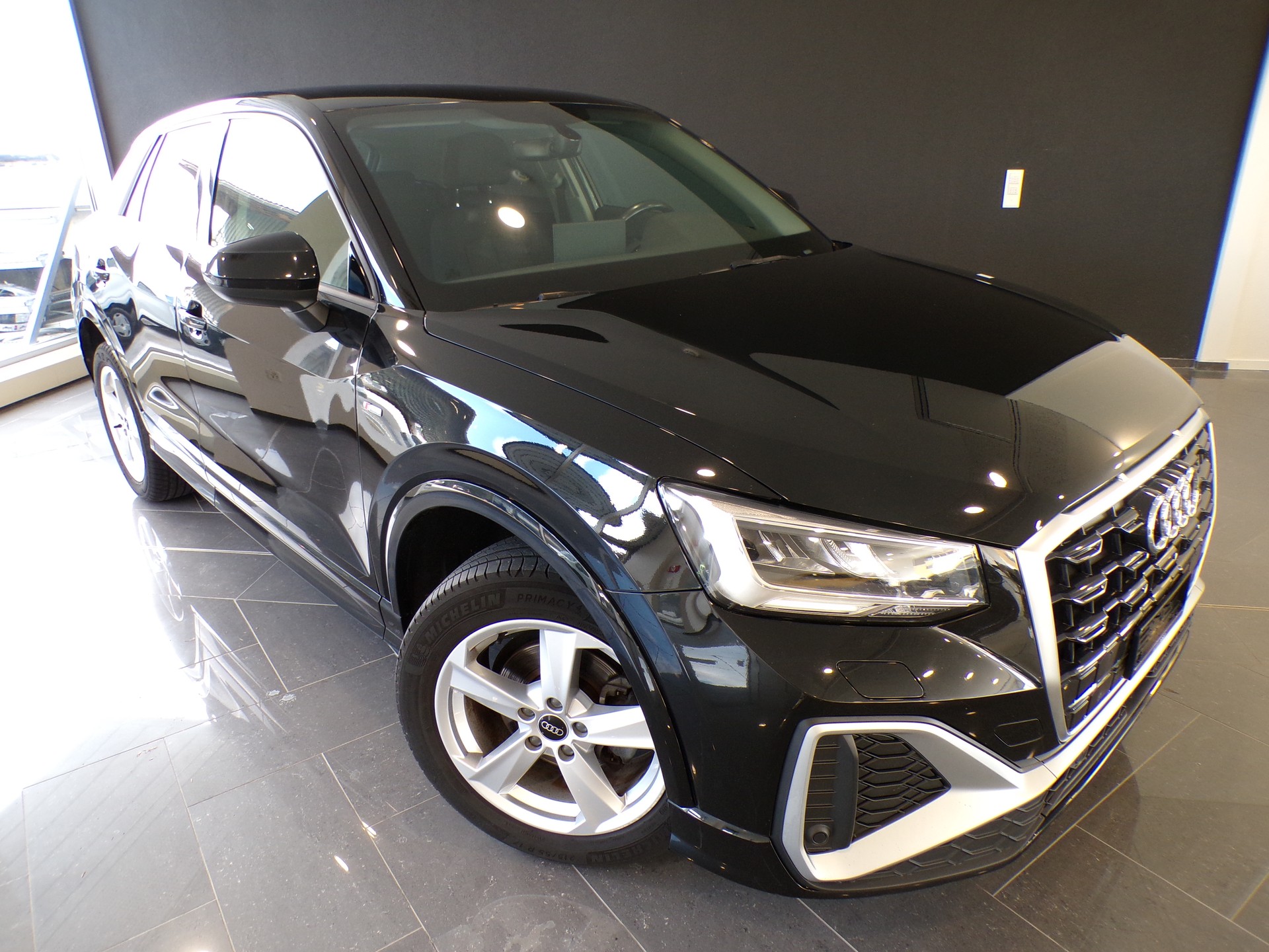 AUDI Q2 35 TFSI S-tronic-showroom-element-1
