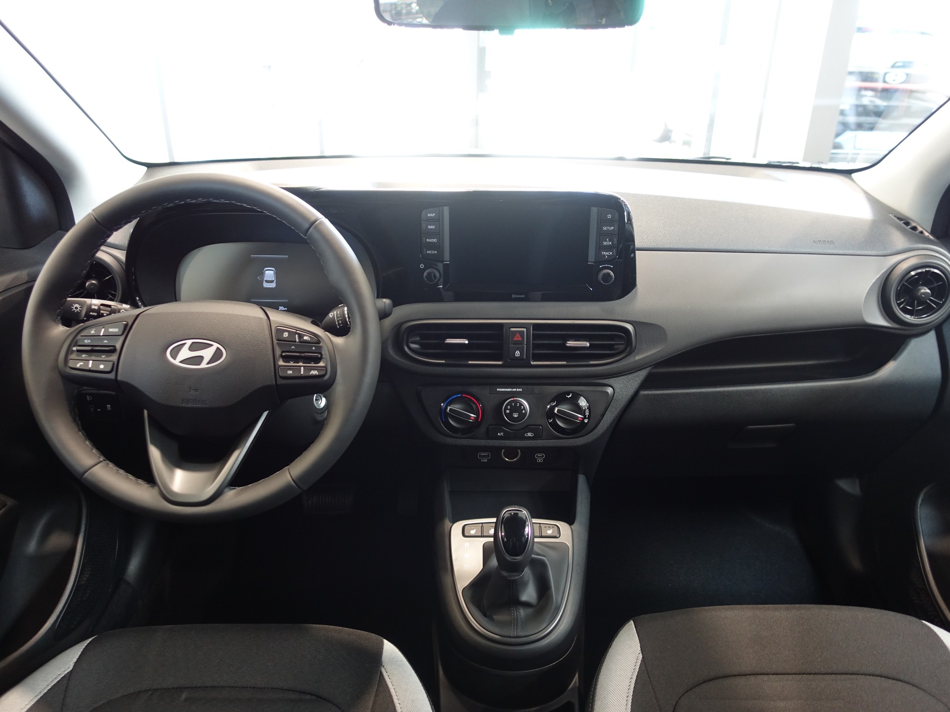 HYUNDAI i10 1.2 Amplia Aut.-image-10