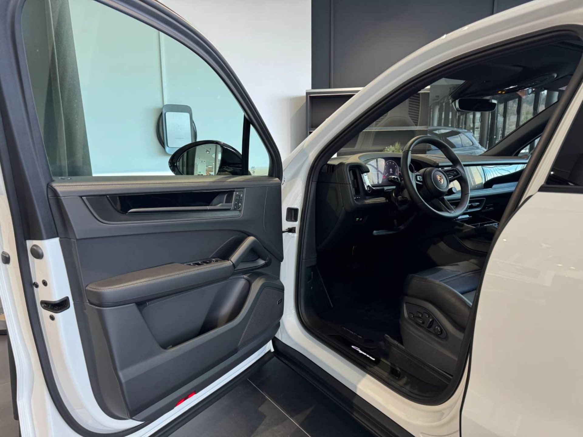 PORSCHE Cayenne Black Edition-showroom-element-3