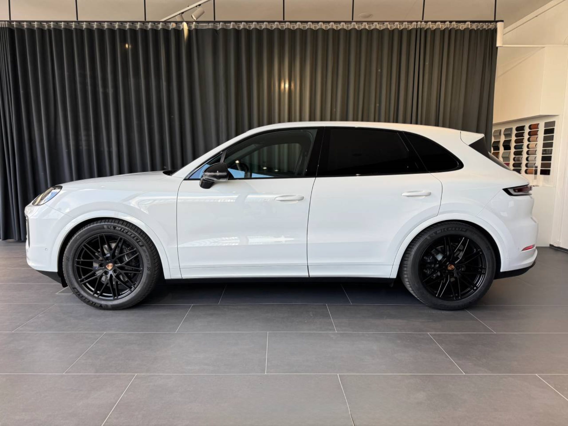 PORSCHE Cayenne Black Edition-showroom-element-1