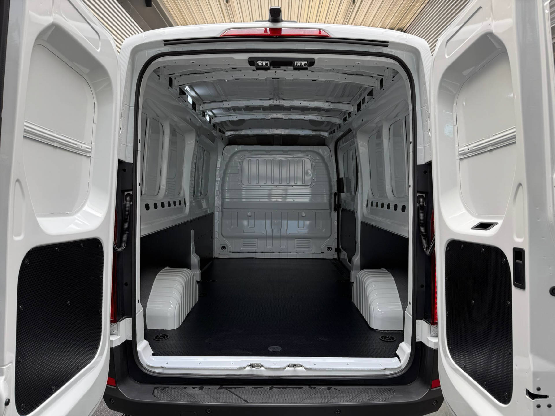 MAXUS Deliver 9 Kaw. L3H2 2.0 TD Comfort-image-5