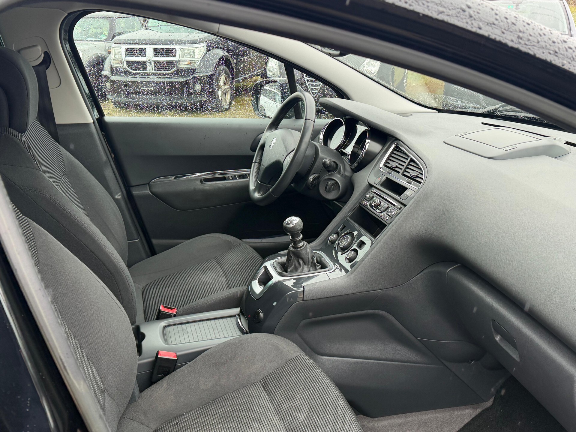 PEUGEOT 5008 2.0 HDI FAP-image-4