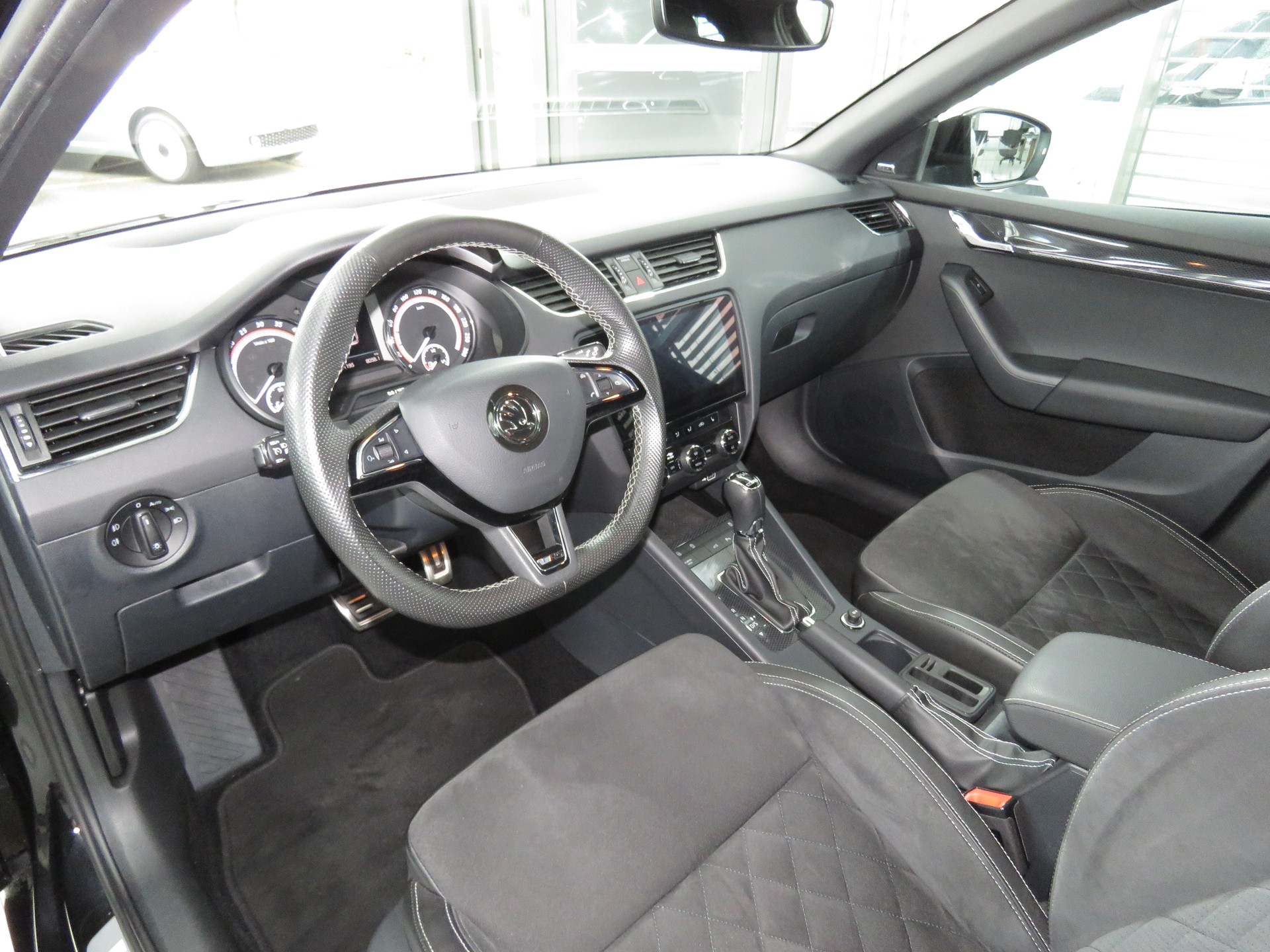 SKODA Octavia Combi 2.0 TDI RS 4x4 DSG (Automat)-image-6