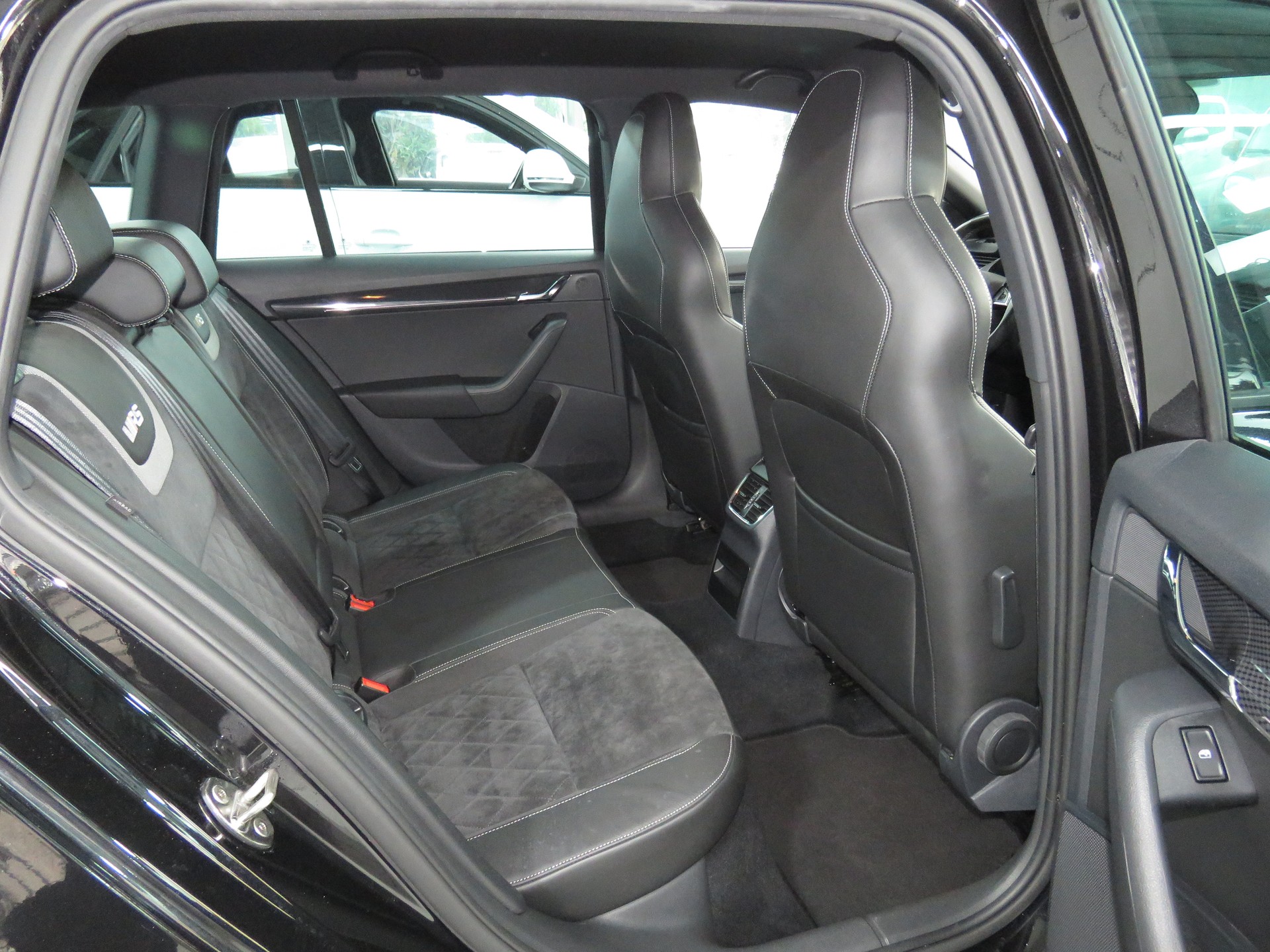 SKODA Octavia Combi 2.0 TDI RS 4x4 DSG (Automat)-image-12
