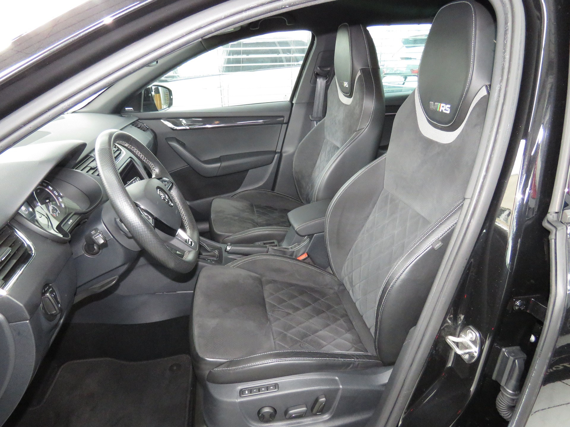 SKODA Octavia Combi 2.0 TDI RS 4x4 DSG (Automat)-image-7