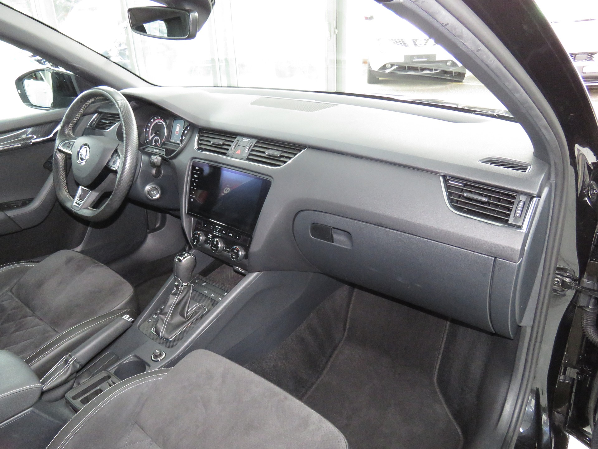 SKODA Octavia Combi 2.0 TDI RS 4x4 DSG (Automat)-image-10