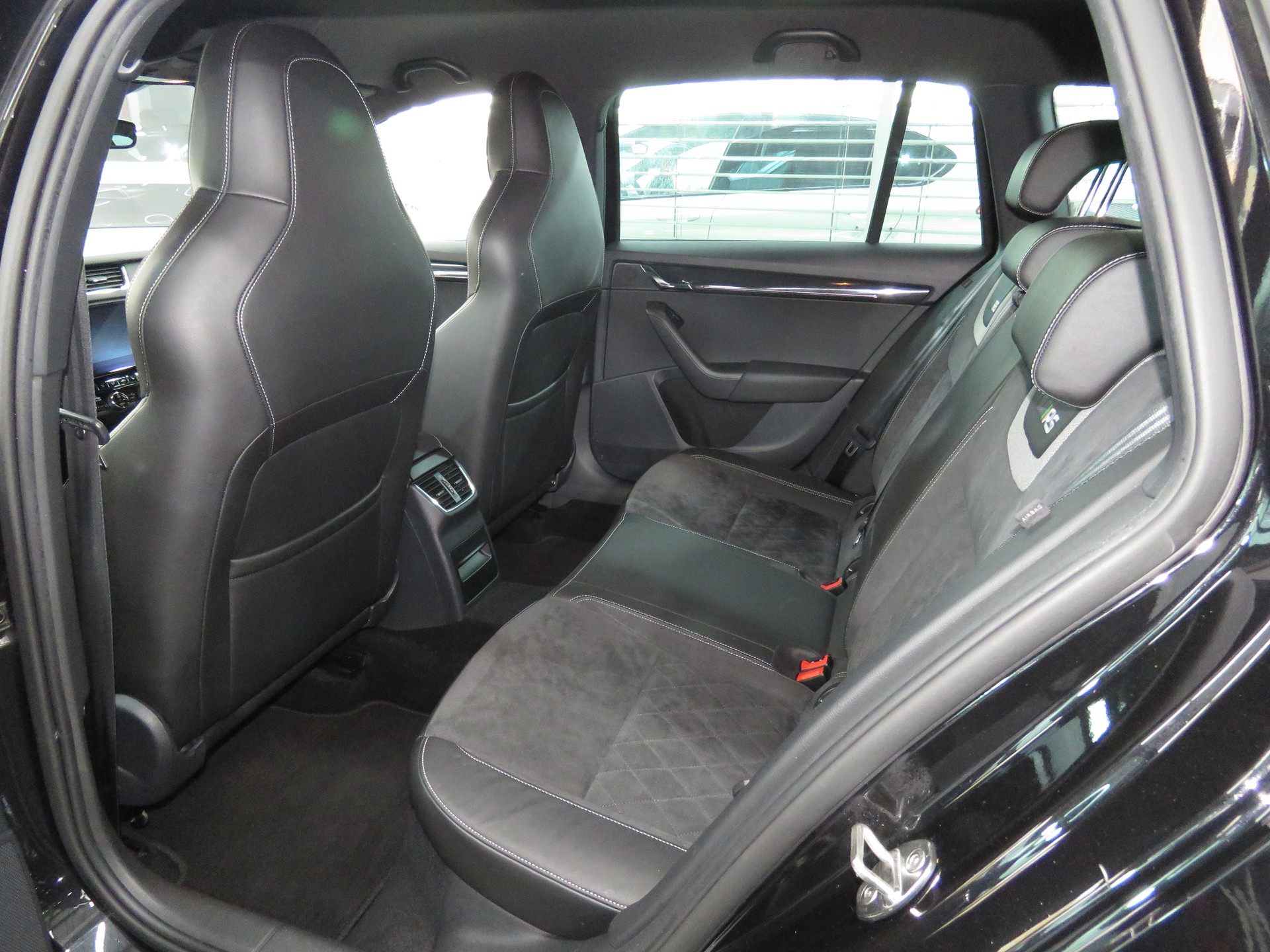 SKODA Octavia Combi 2.0 TDI RS 4x4 DSG (Automat)-image-8