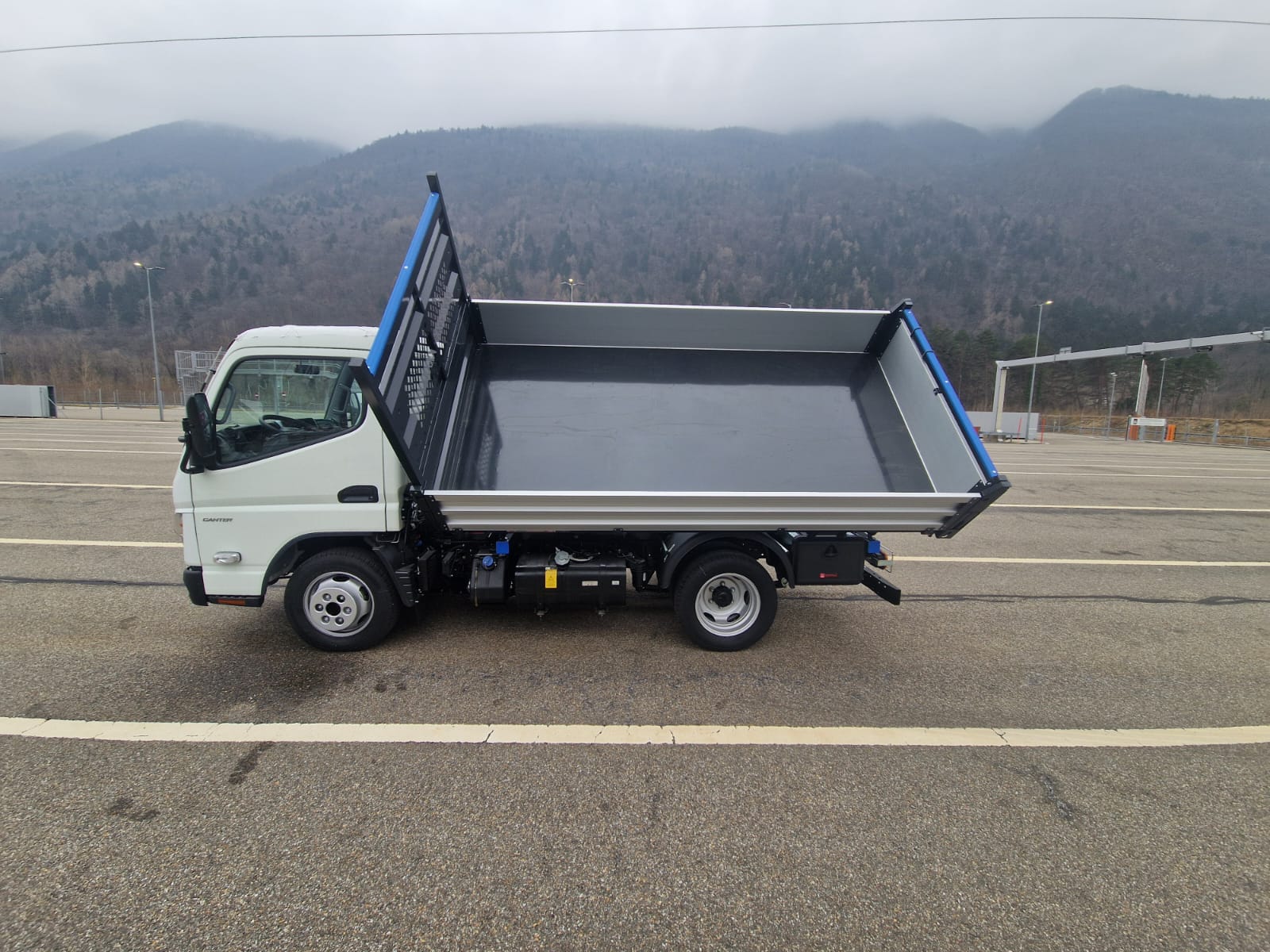 MITSUBISHI FUSO CANTER 3 S15 - Ponte Ribaltabile 3 Lati "NUOVO" - Gancio di Traino KG. 3500-image-1