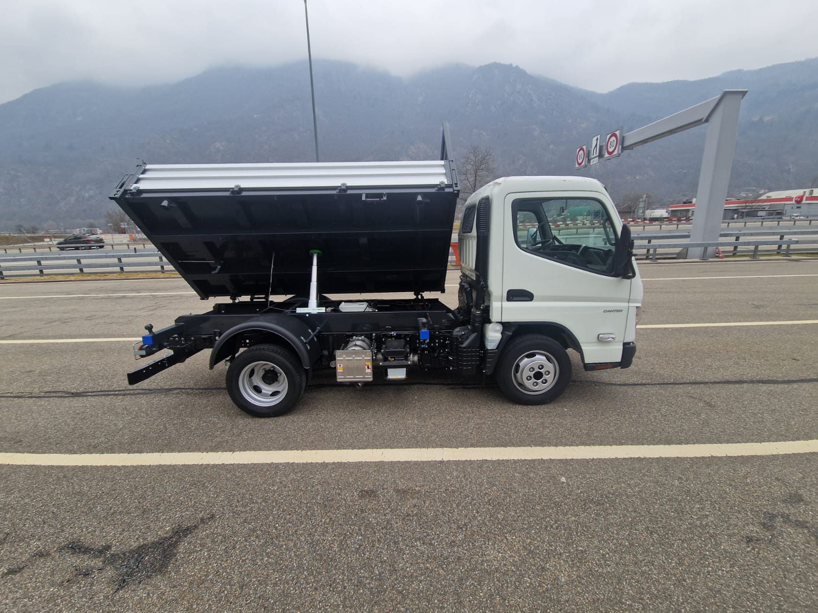 MITSUBISHI FUSO CANTER 3 S15 - Ponte Ribaltabile 3 Lati "NUOVO" - Gancio di Traino KG. 3500-image-2