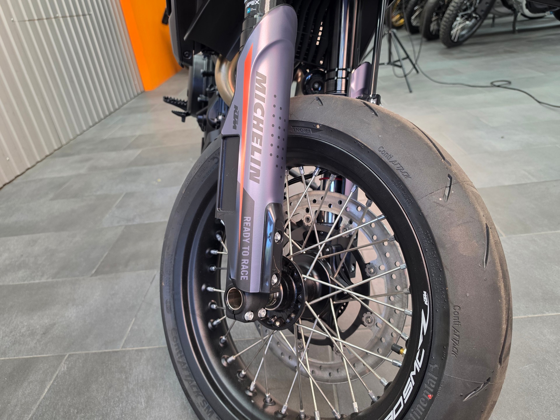 KTM 690 SMC R ABS (35 kW)-image-3