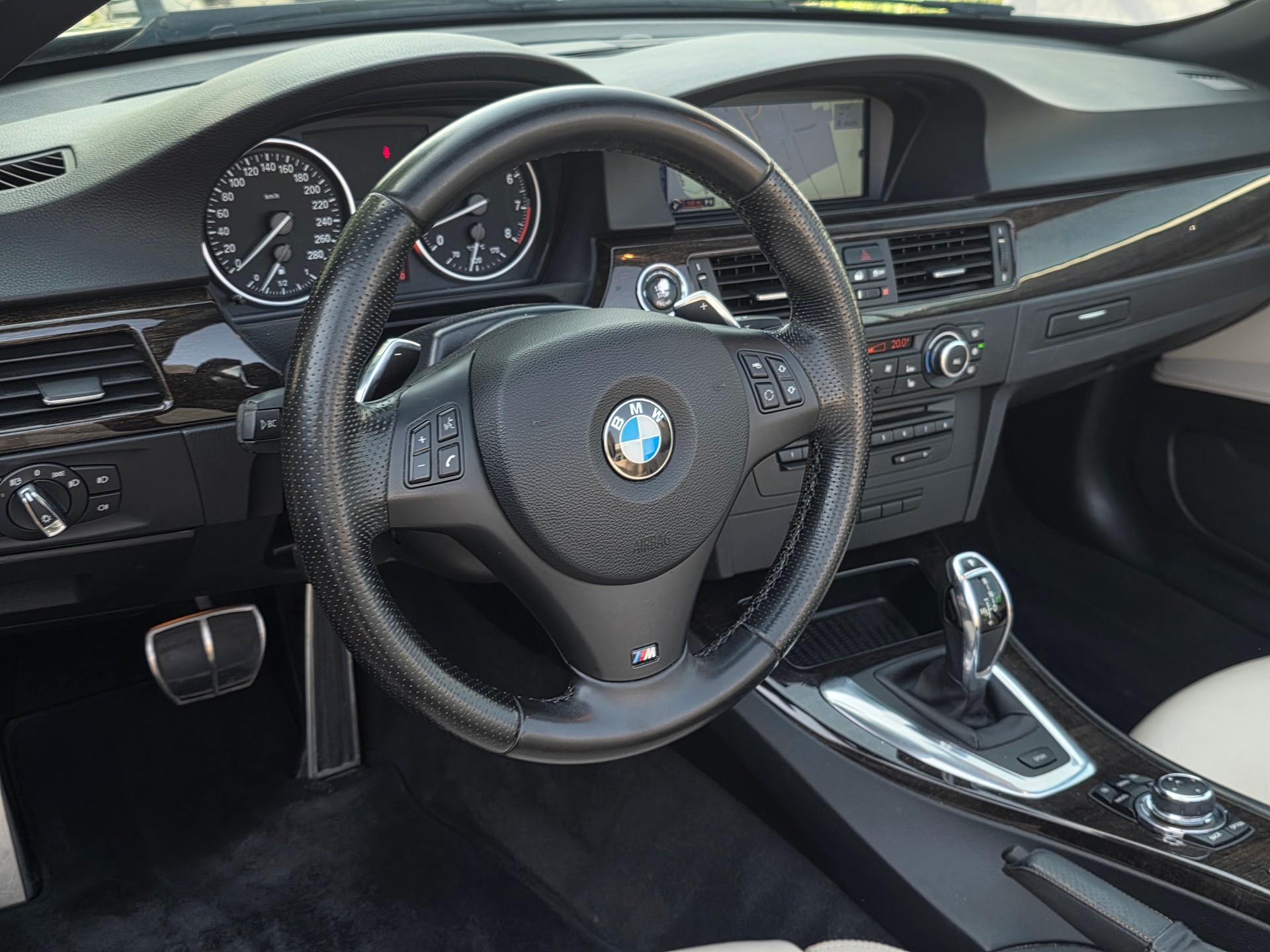 BMW 335i Cabriolet DSG * CH-Fahrzeug * M-Sport * Edition *-image-11