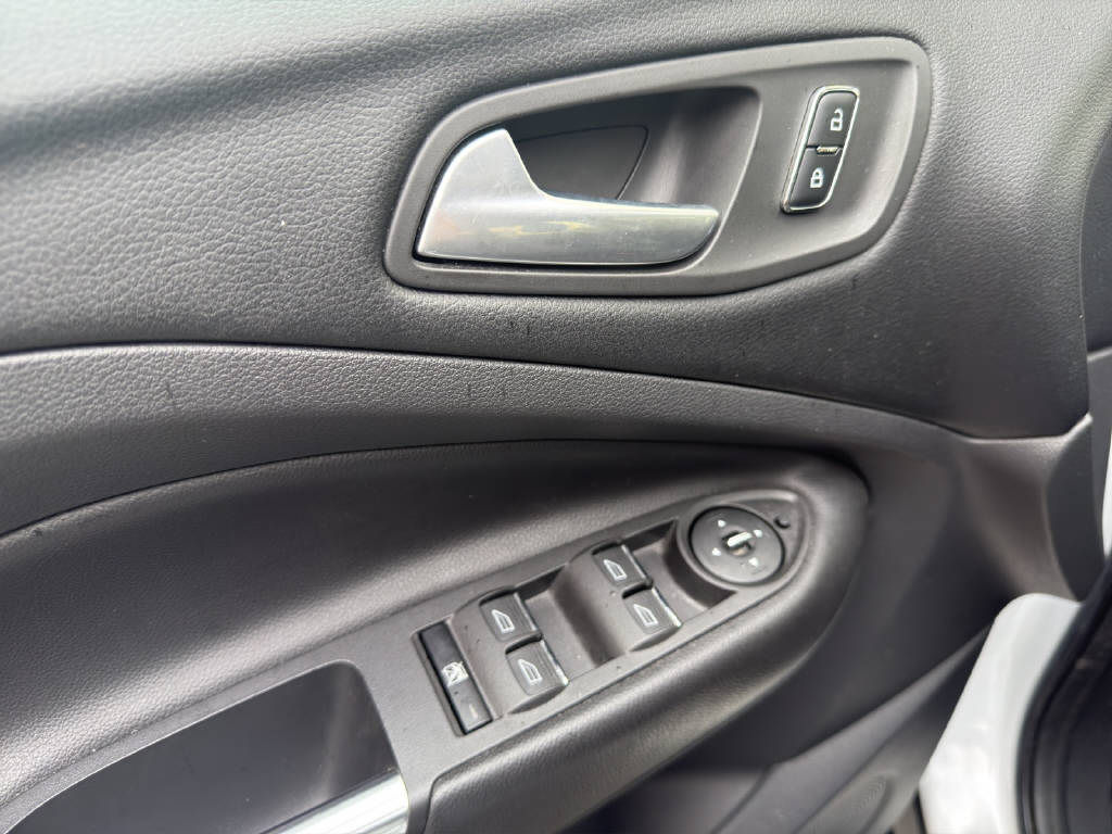 FORD Kuga 1.6 EcoB Titanium-image-9