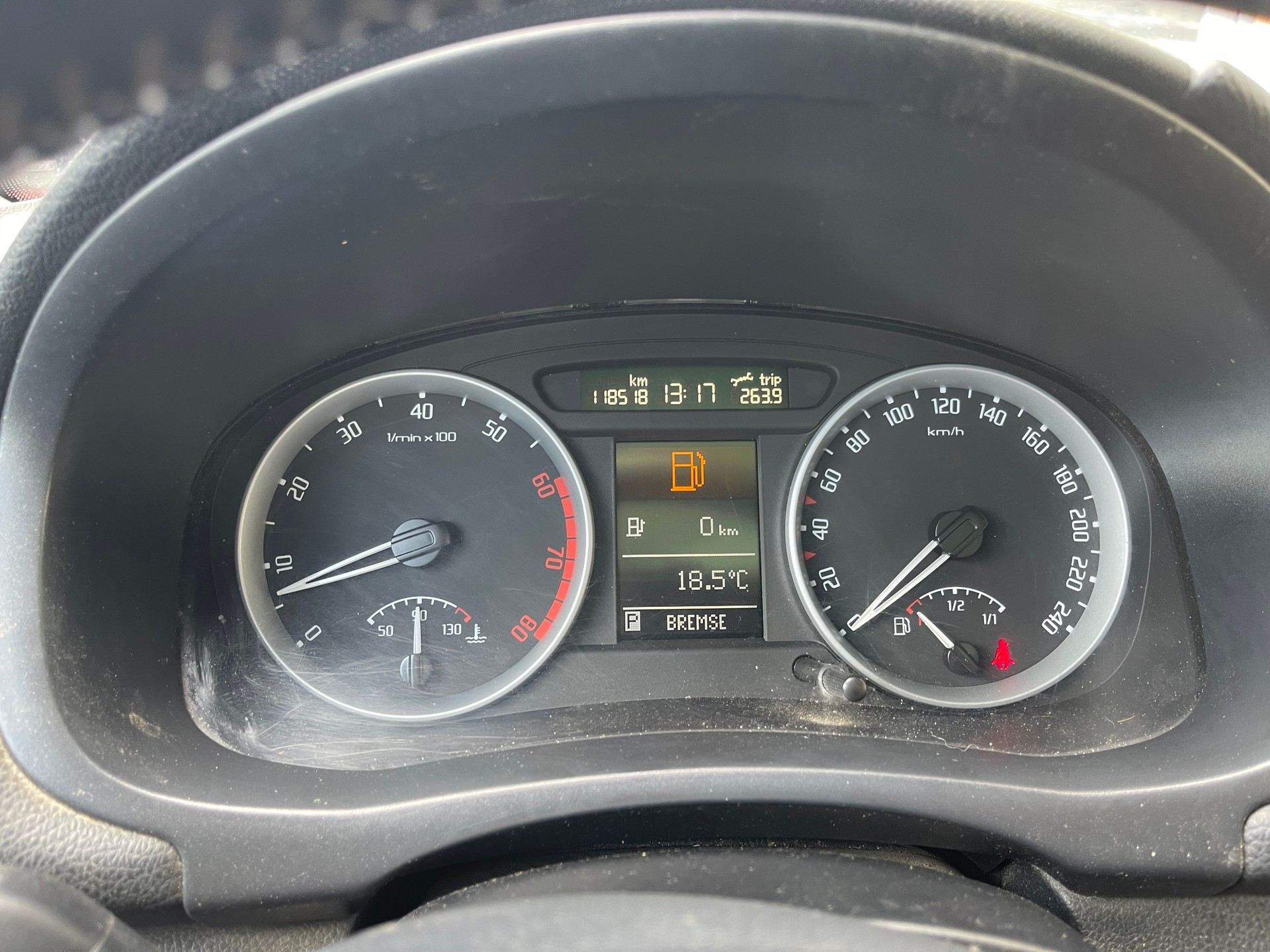 SKODA Roomster 1.6 Scout Automatic-image-11