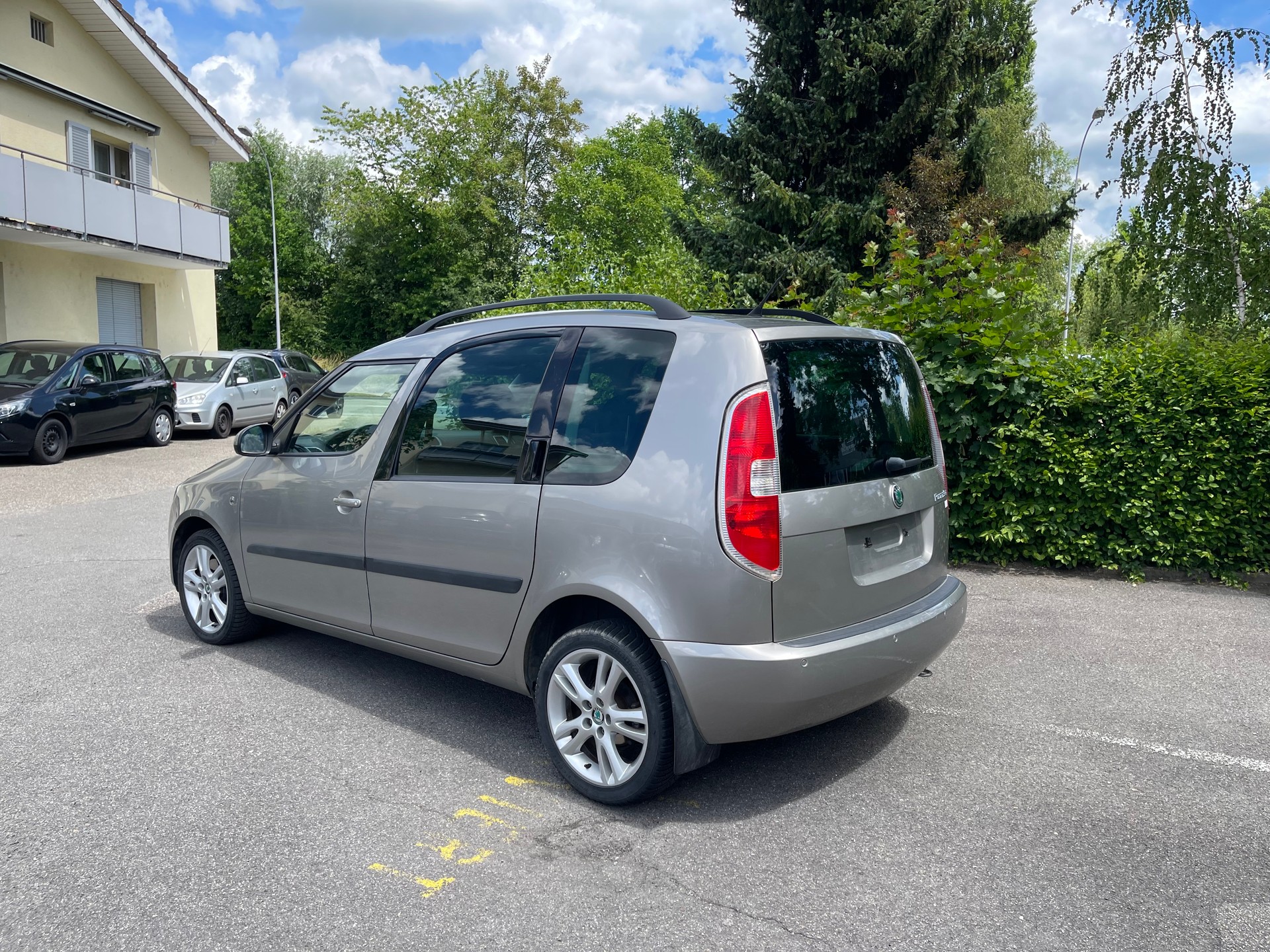 SKODA Roomster 1.6 Scout Automatic-image-2