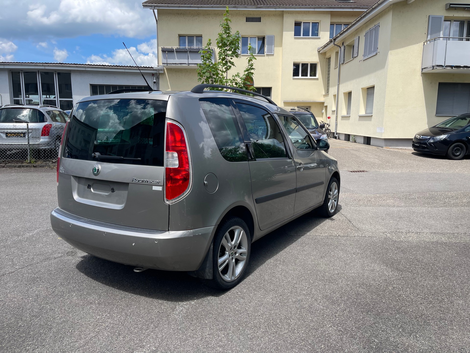 SKODA Roomster 1.6 Scout Automatic-image-4