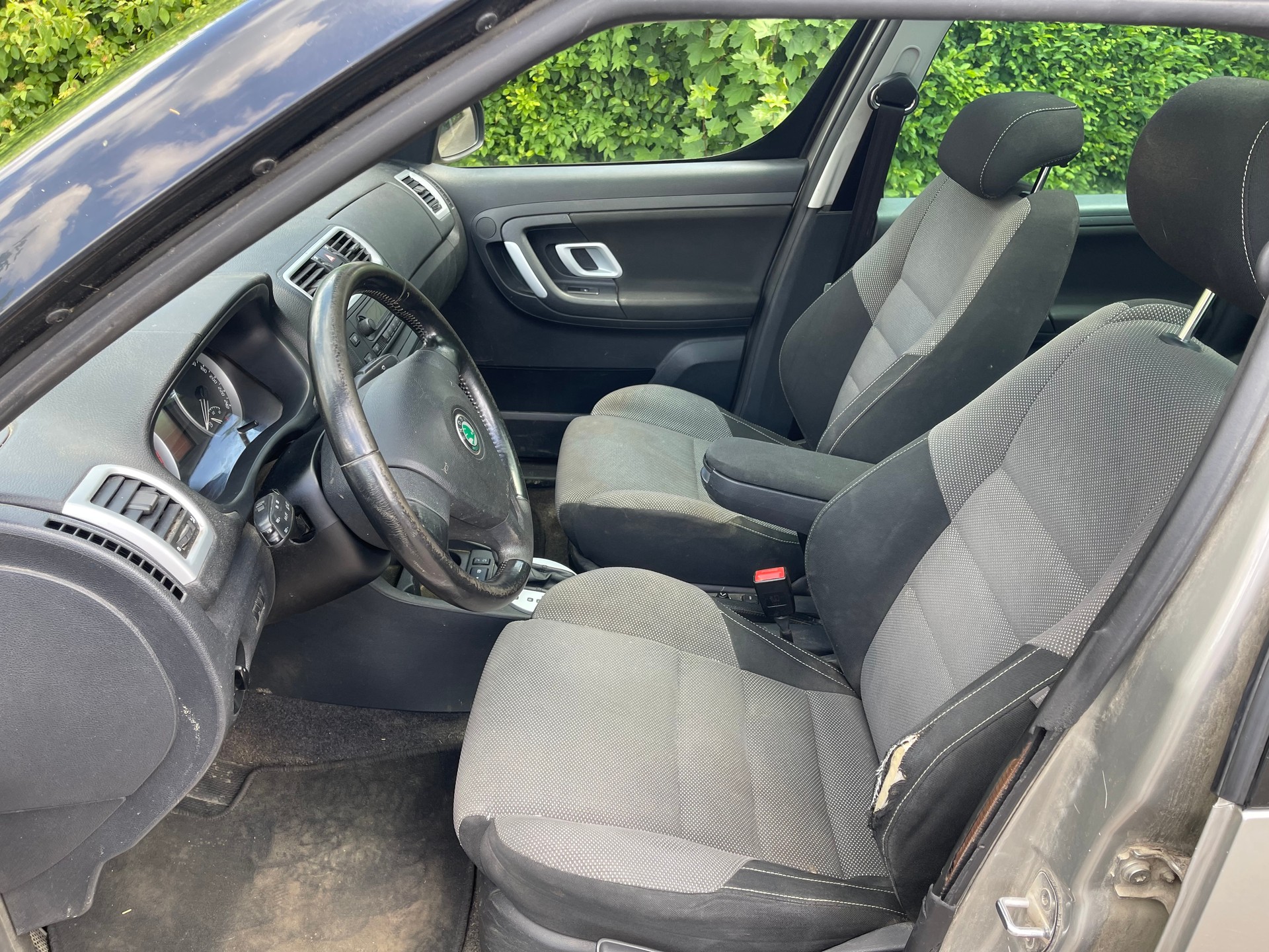 SKODA Roomster 1.6 Scout Automatic-image-6