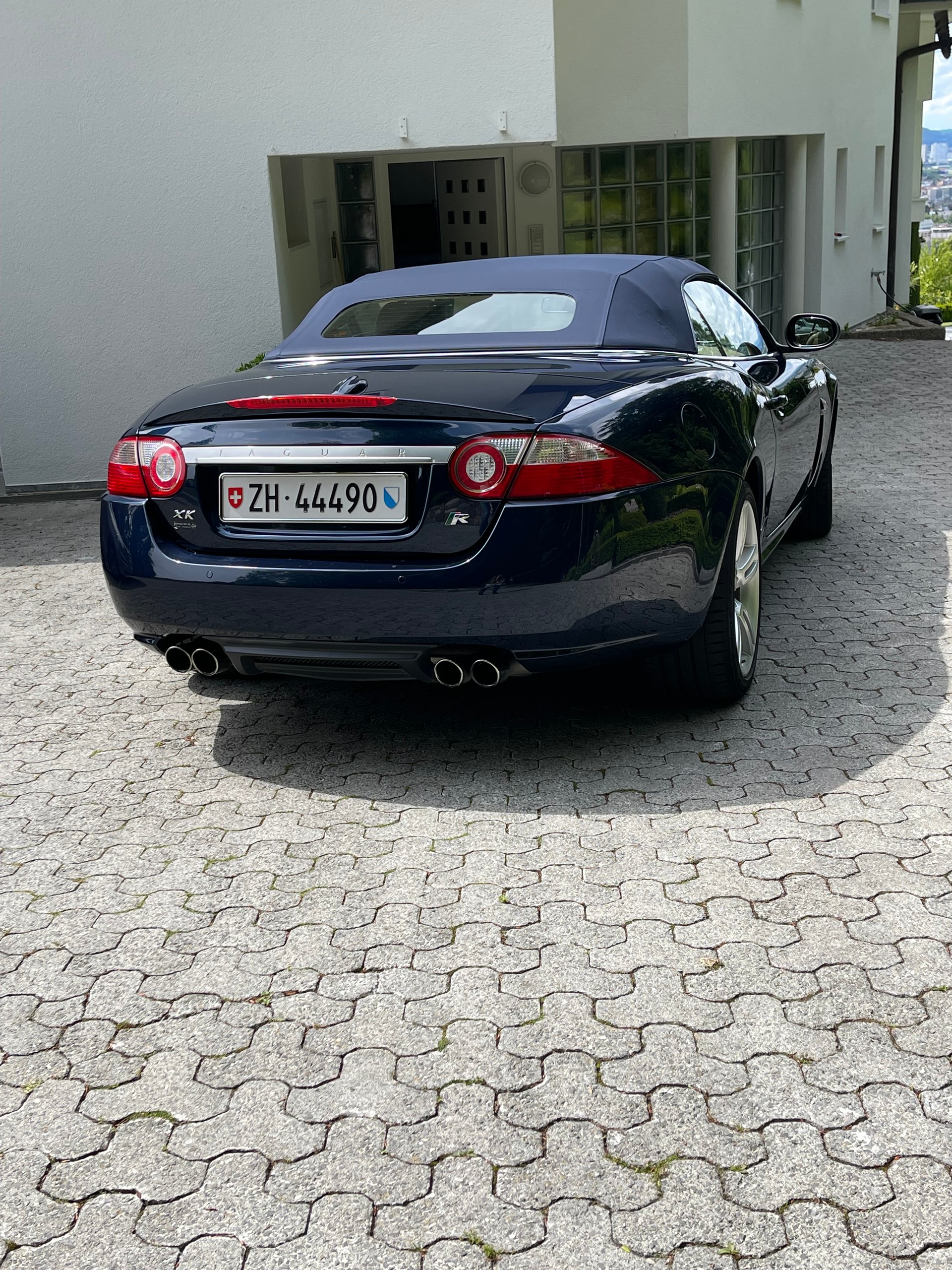 JAGUAR XKR Supercharged 4.2 V8 Convertible-image-8