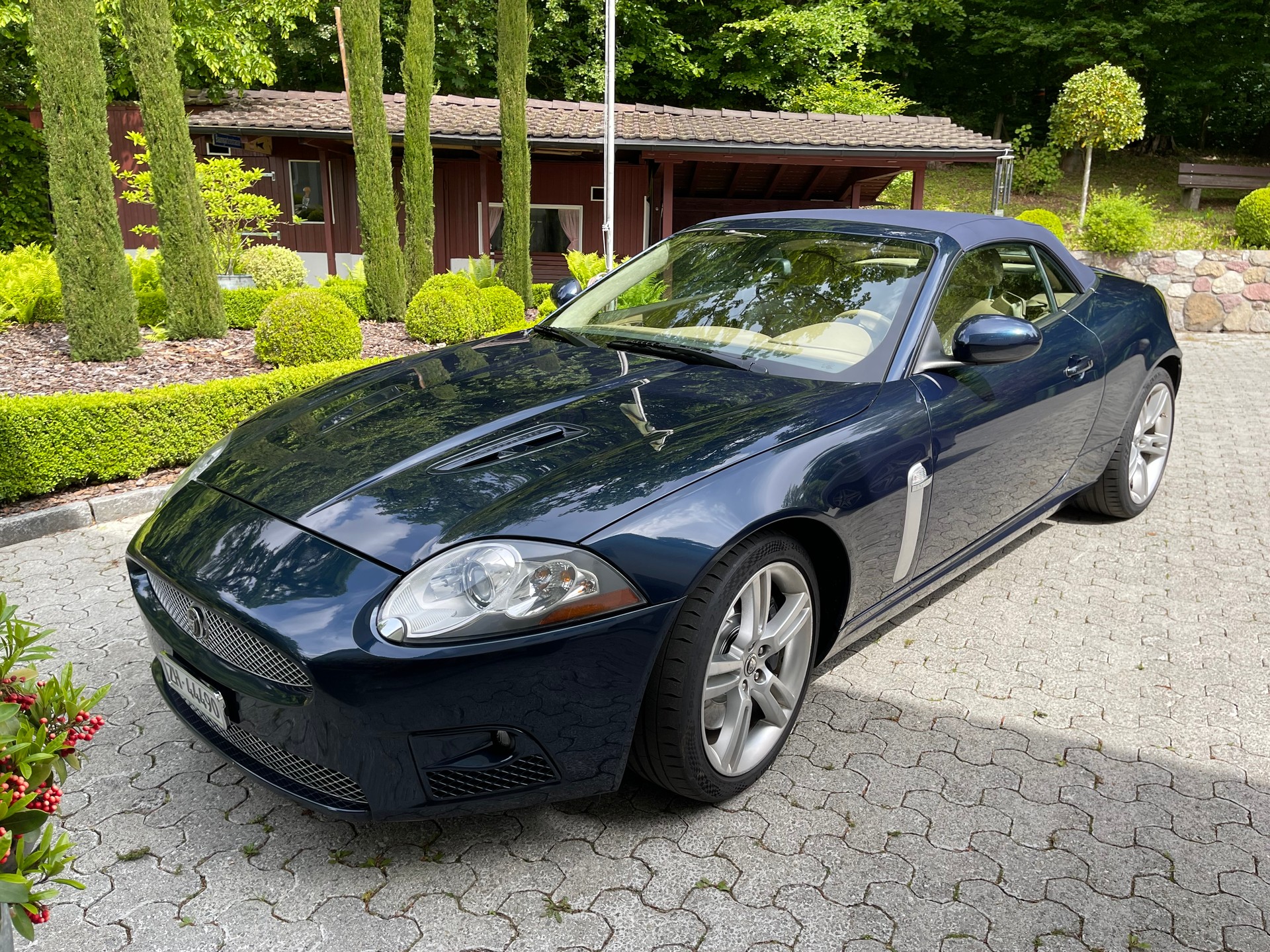 JAGUAR XKR Supercharged 4.2 V8 Convertible-image-3