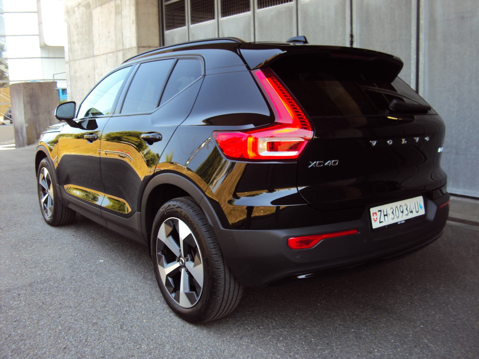 VOLVO XC40 B4 Benzin Mild Hybrid AWD Ultim. Dark DCT-image-3