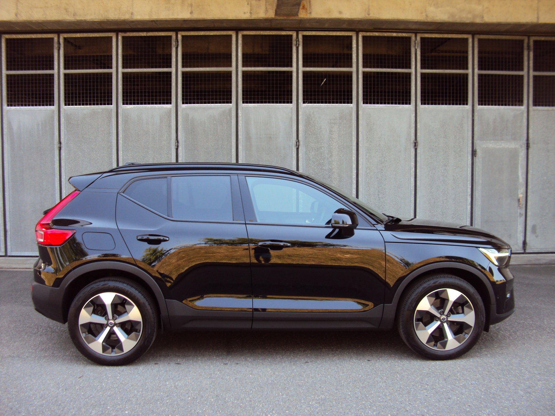 VOLVO XC40 B4 Benzin Mild Hybrid AWD Ultim. Dark DCT-image-7