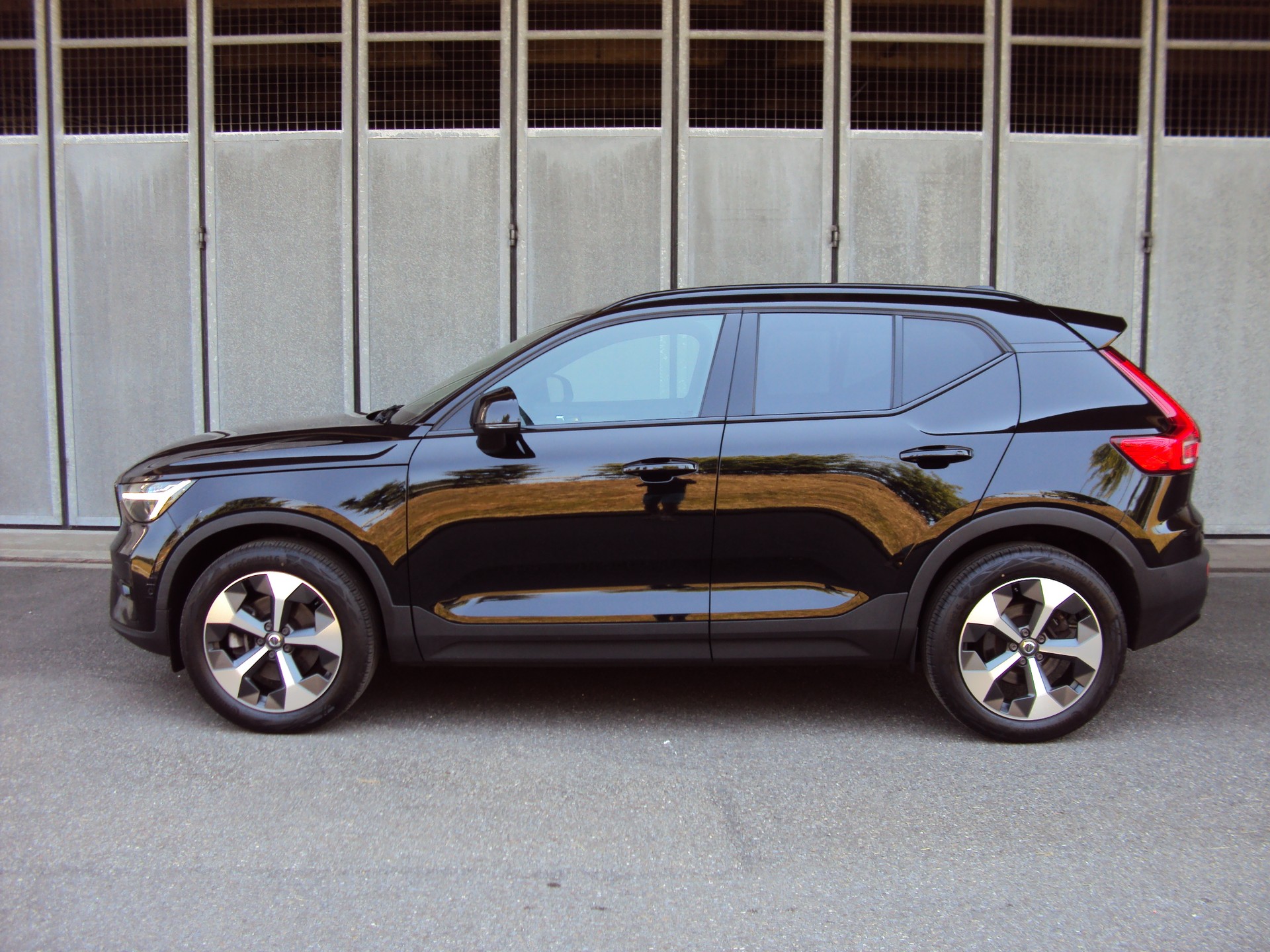 VOLVO XC40 B4 Benzin Mild Hybrid AWD Ultim. Dark DCT-image-6