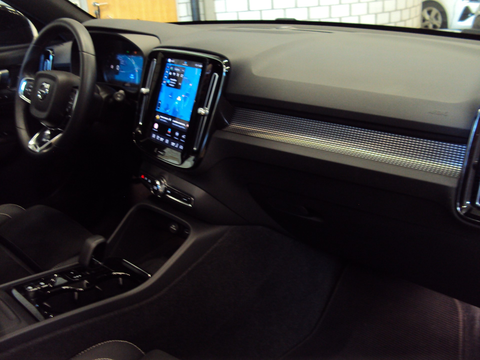 VOLVO XC40 B4 Benzin Mild Hybrid AWD Ultim. Dark DCT-image-13