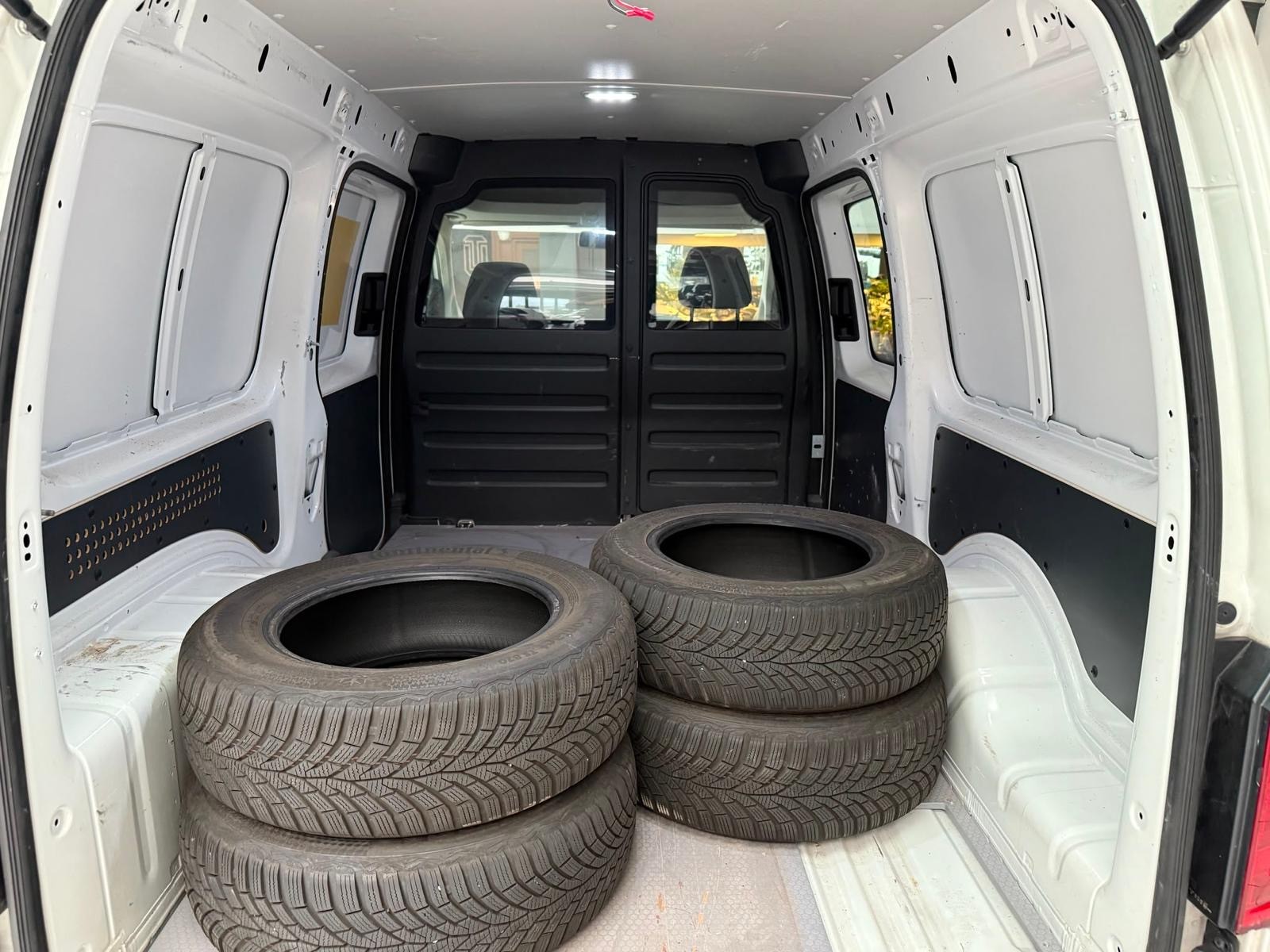 VW Caddy Maxi 2.0TDI BlueMotion Technology-image-9