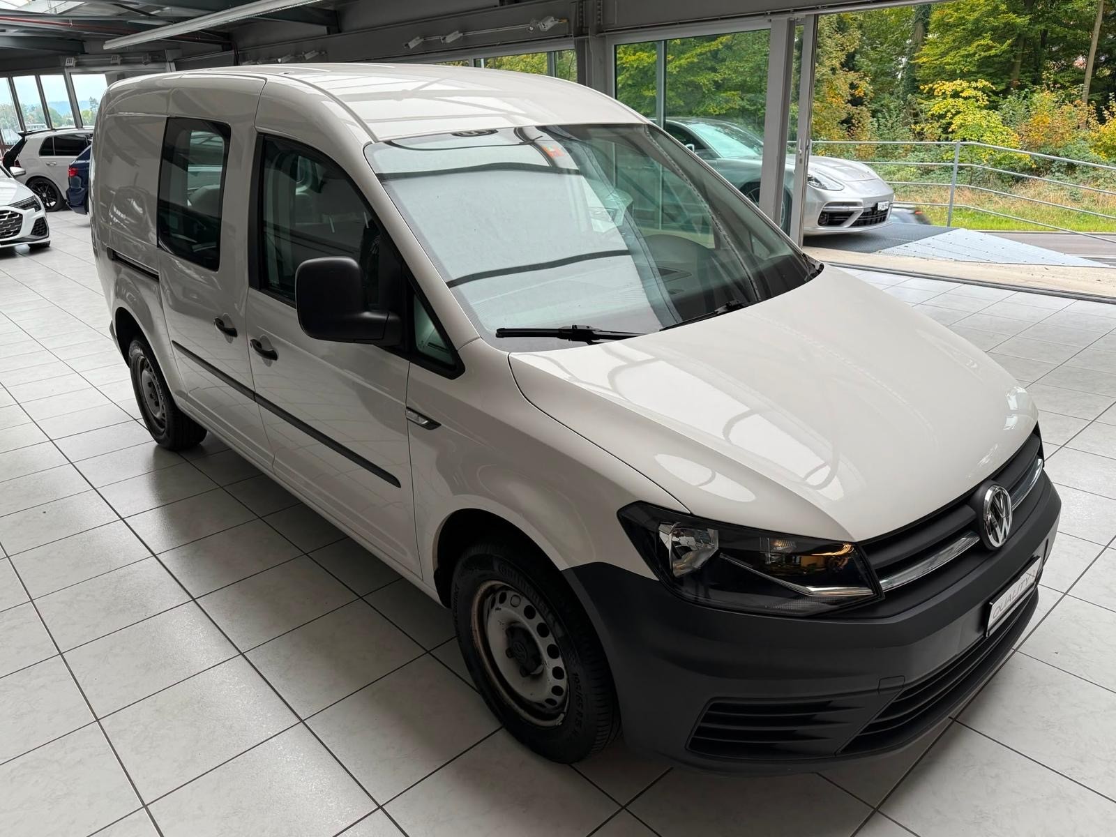 VW Caddy Maxi 2.0TDI BlueMotion Technology-image-3