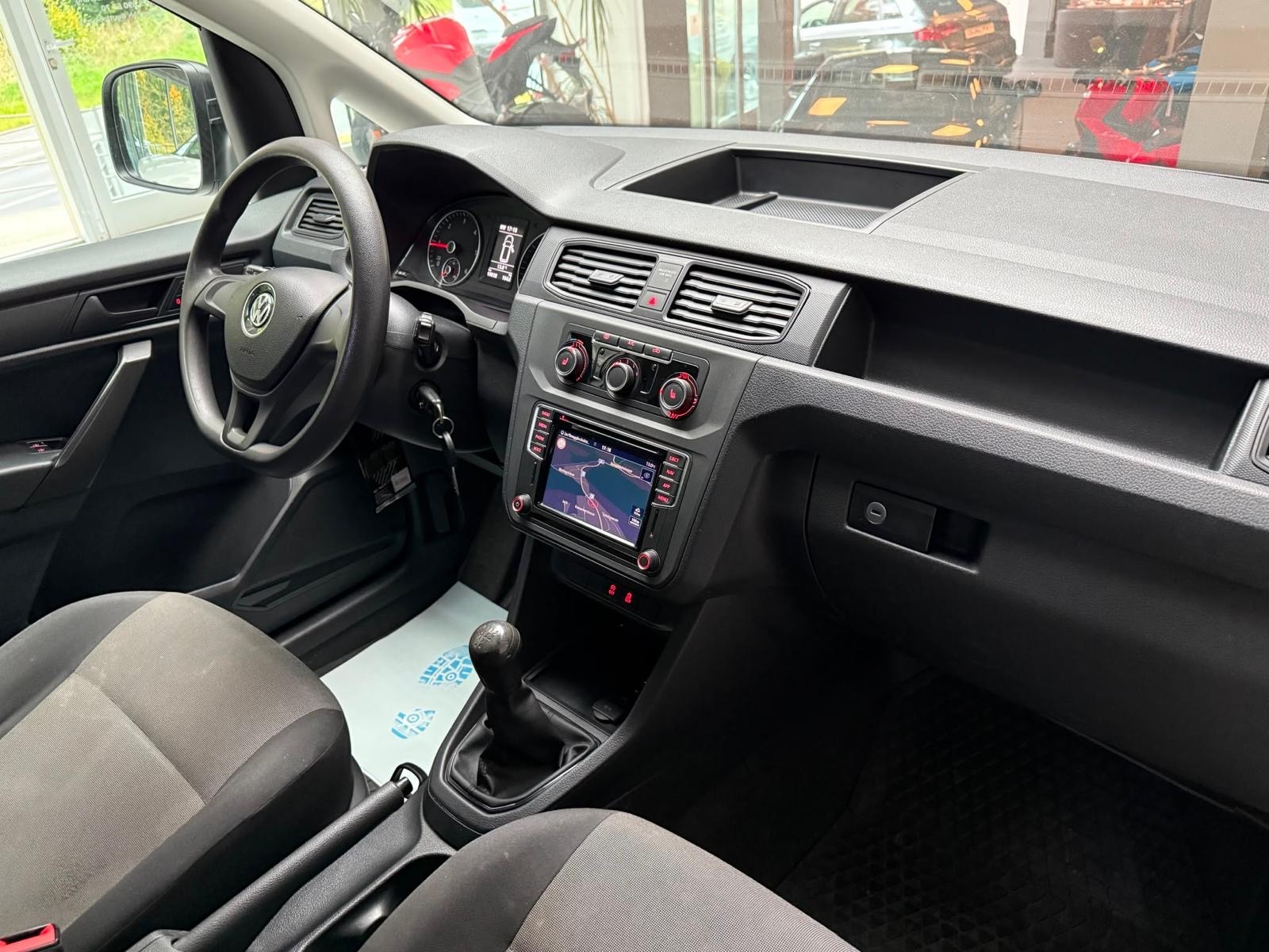 VW Caddy Maxi 2.0TDI BlueMotion Technology-image-11