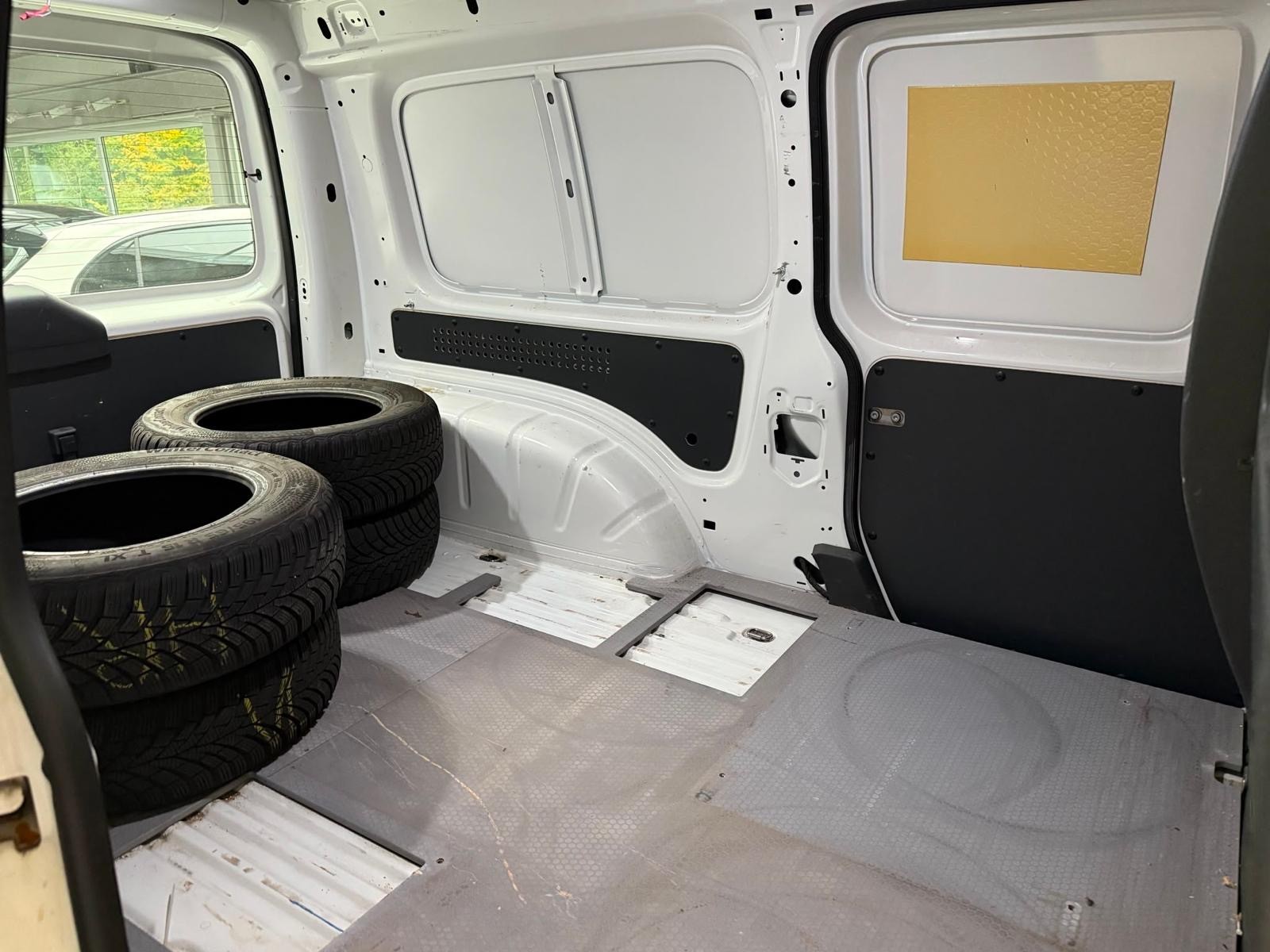 VW Caddy Maxi 2.0TDI BlueMotion Technology-image-8