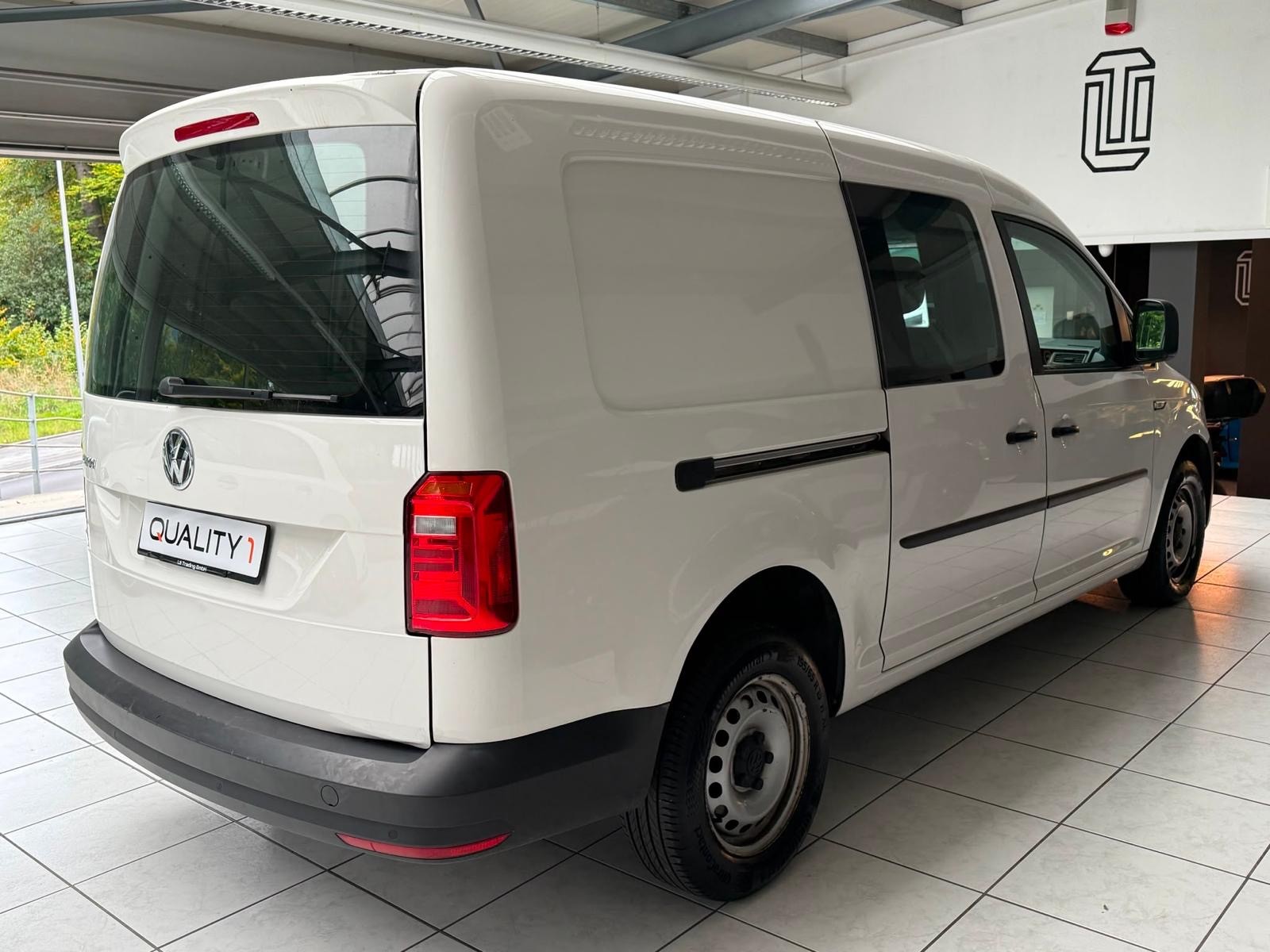 VW Caddy Maxi 2.0TDI BlueMotion Technology-image-1