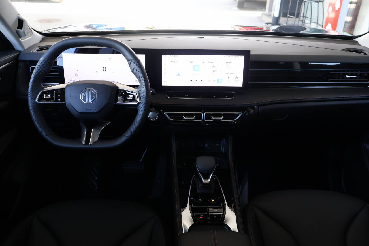 MG HS 1.5 Hybrid Luxury-image-12