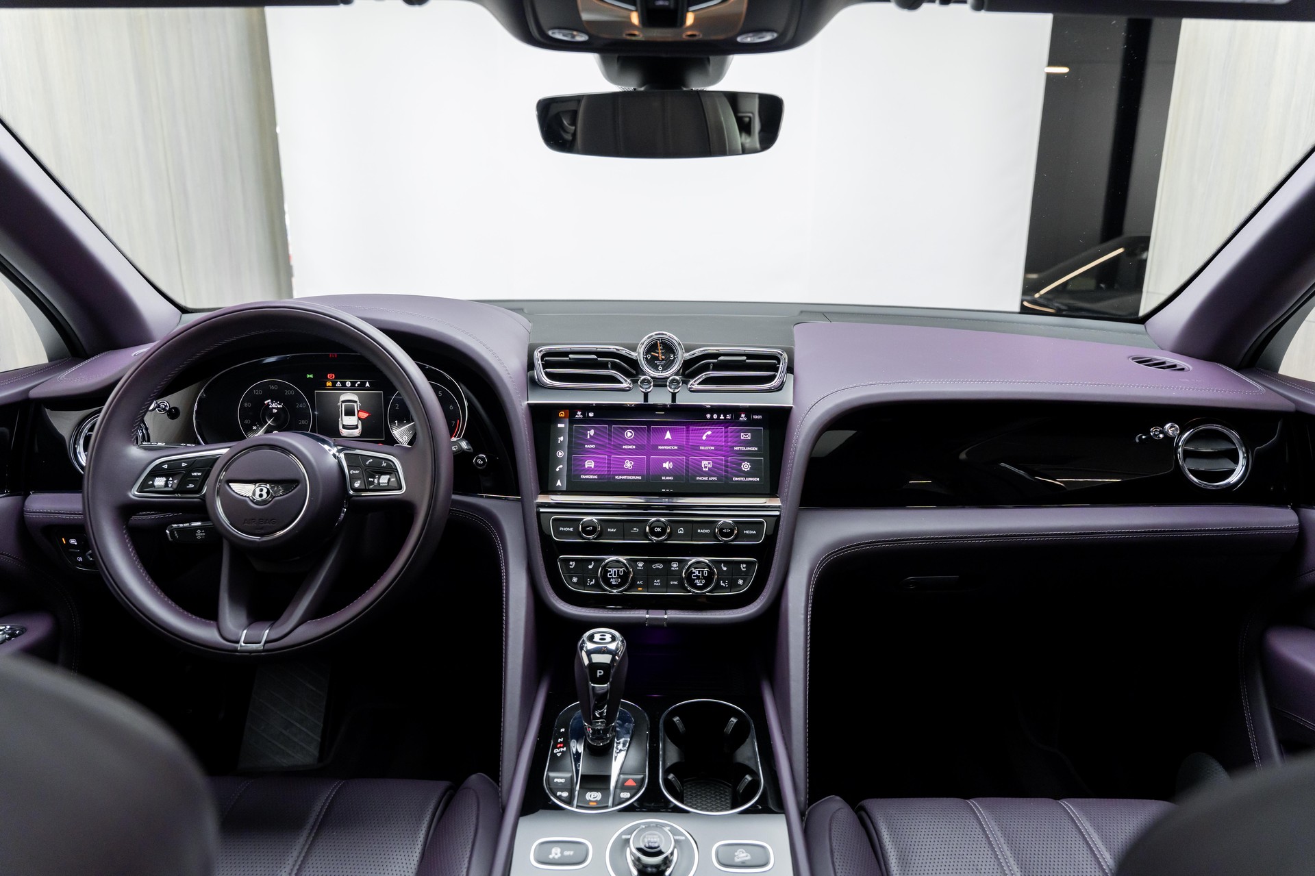 BENTLEY Bentayga V8-showroom-element-2
