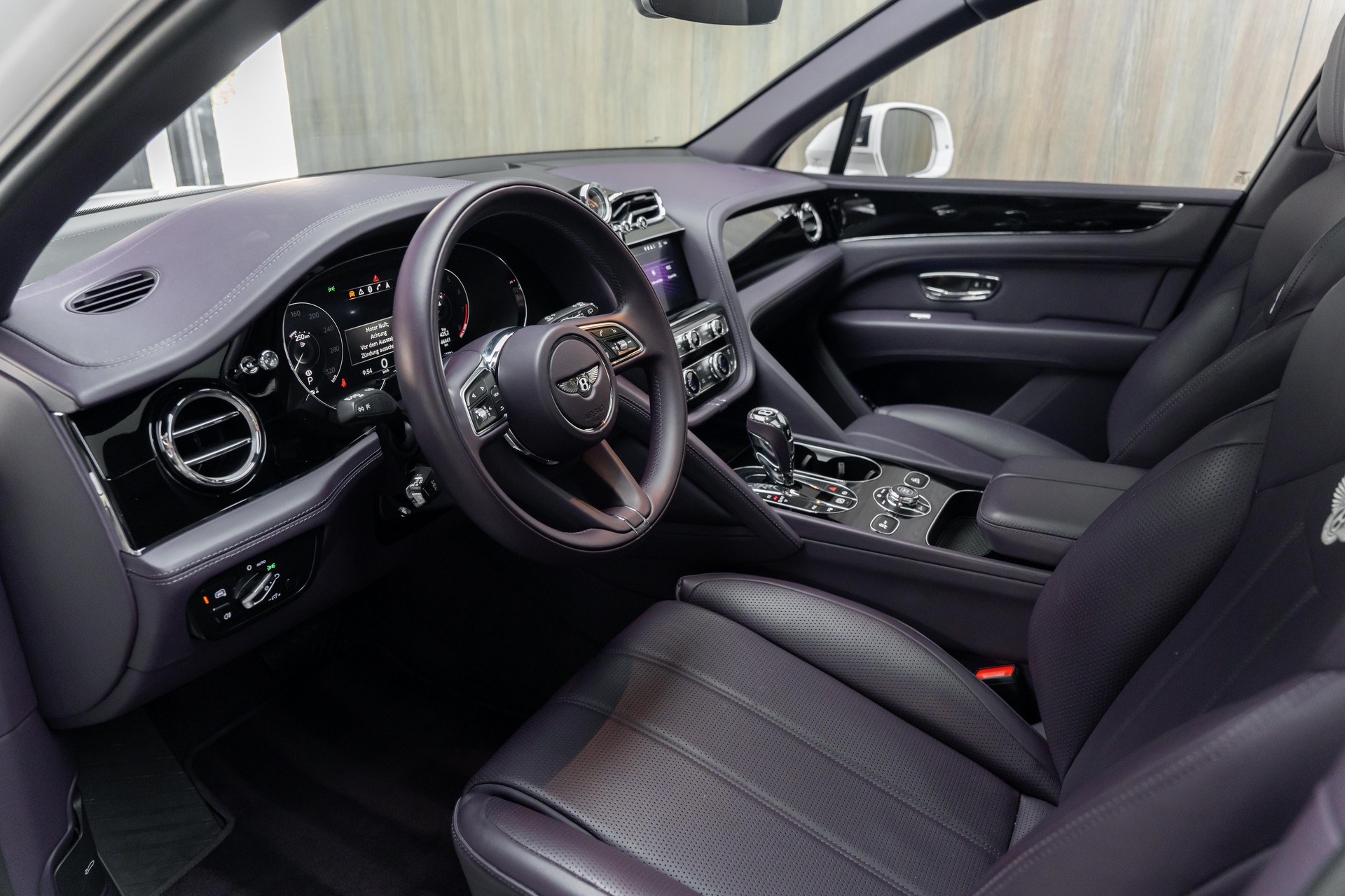 BENTLEY Bentayga V8-showroom-element-3